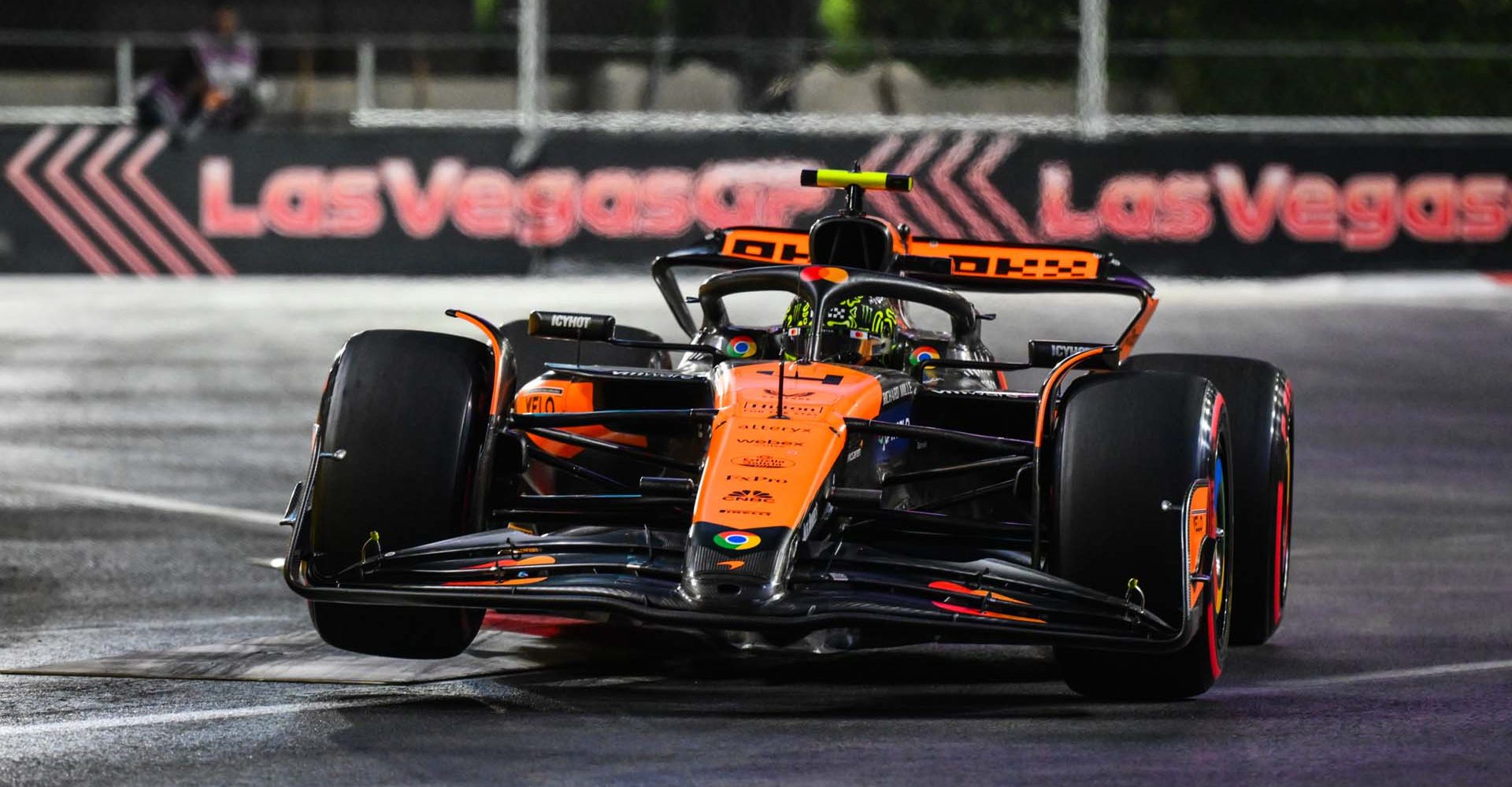 STREETS OF LAS VEGAS, UNITED STATES OF AMERICA - NOVEMBER 22: Lando Norris, McLaren MCL38 during the Las Vegas GP at Streets of Las Vegas on Friday November 22, 2024, United States of America. (Photo by Simon Galloway / LAT Images)