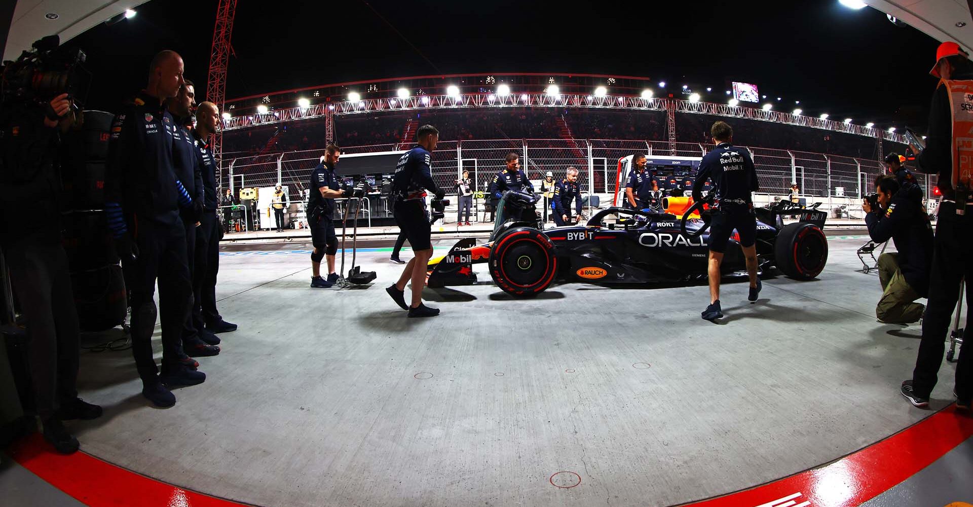 LAS VEGAS, NEVADA - NOVEMBER 22: Max Verstappen of the Netherlands driving the (1) Oracle Red Bull Racing RB20  makes a pitstop during qualifying ahead of the F1 Grand Prix of Las Vegas at Las Vegas Strip Circuit on November 22, 2024 in Las Vegas, Nevada. (Photo by Mark Thompson/Getty Images) // Getty Images / Red Bull Content Pool // SI202411230224 // Usage for editorial use only //