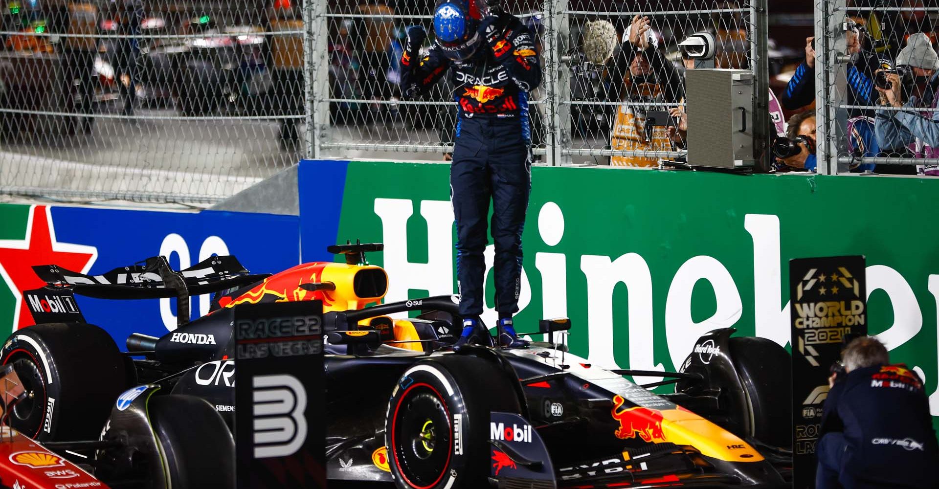 STREETS OF LAS VEGAS, UNITED STATES OF AMERICA - NOVEMBER 23: Max Verstappen, Red Bull Racing, celebrates in Parc Ferme after securing the drivers title during the Las Vegas GP at Streets of Las Vegas on Saturday November 23, 2024, United States of America. (Photo by Zak Mauger / LAT Images)