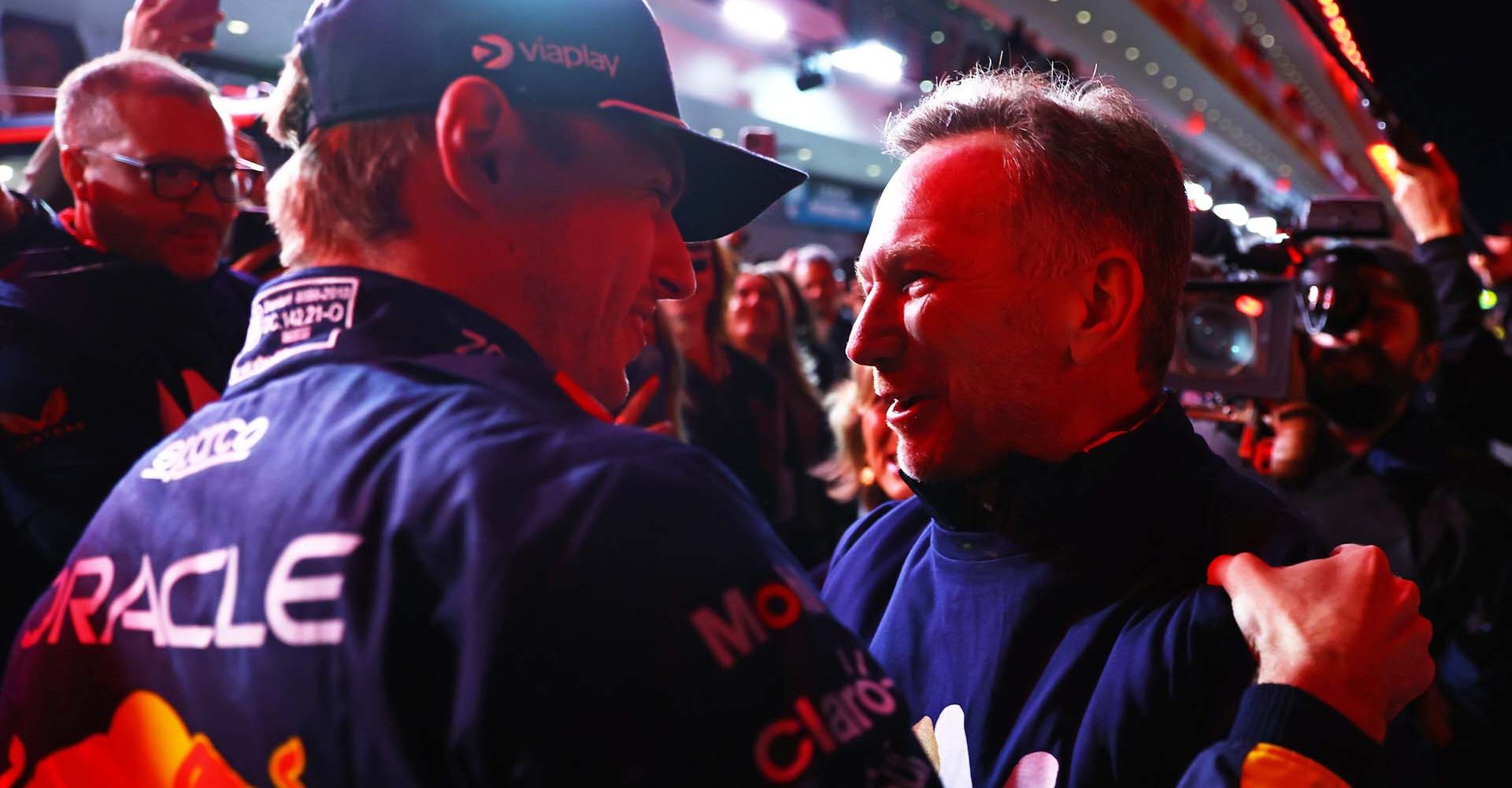 LAS VEGAS, NEVADA - NOVEMBER 23: 2024 F1 World Drivers Champion Max Verstappen of the Netherlands and Oracle Red Bull Racing celebrates with Oracle Red Bull Racing Team Principal Christian Horner in parc ferme during the F1 Grand Prix of Las Vegas at Las Vegas Strip Circuit on November 23, 2024 in Las Vegas, Nevada. (Photo by Mark Thompson/Getty Images) // Getty Images / Red Bull Content Pool // SI202411240376 // Usage for editorial use only //