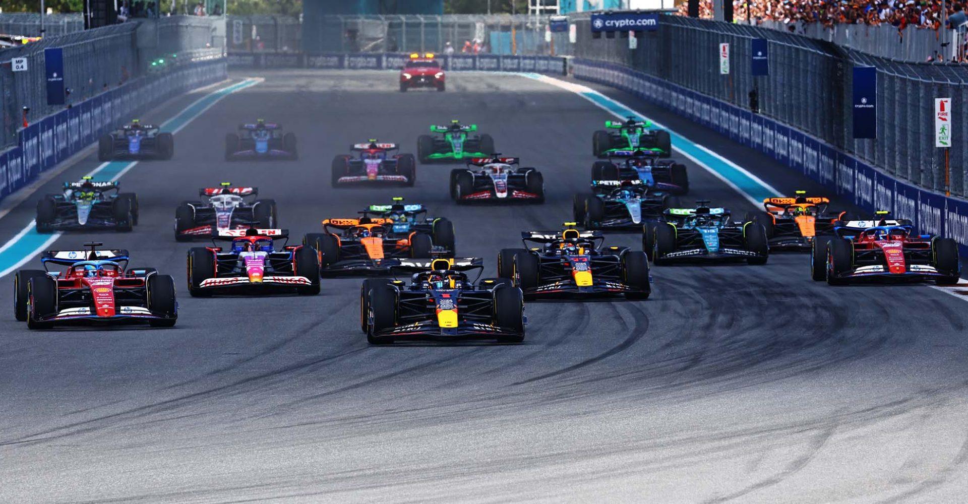 *** BESTPIX *** MIAMI, FLORIDA - MAY 04: Max Verstappen of the Netherlands driving the (1) Oracle Red Bull Racing RB20 leads the field into turn one at the start during the Sprint ahead of the F1 Grand Prix of Miami at Miami International Autodrome on May 04, 2024 in Miami, Florida. (Photo by Mark Thompson/Getty Images) // Getty Images / Red Bull Content Pool // SI202405040458 // Usage for editorial use only //