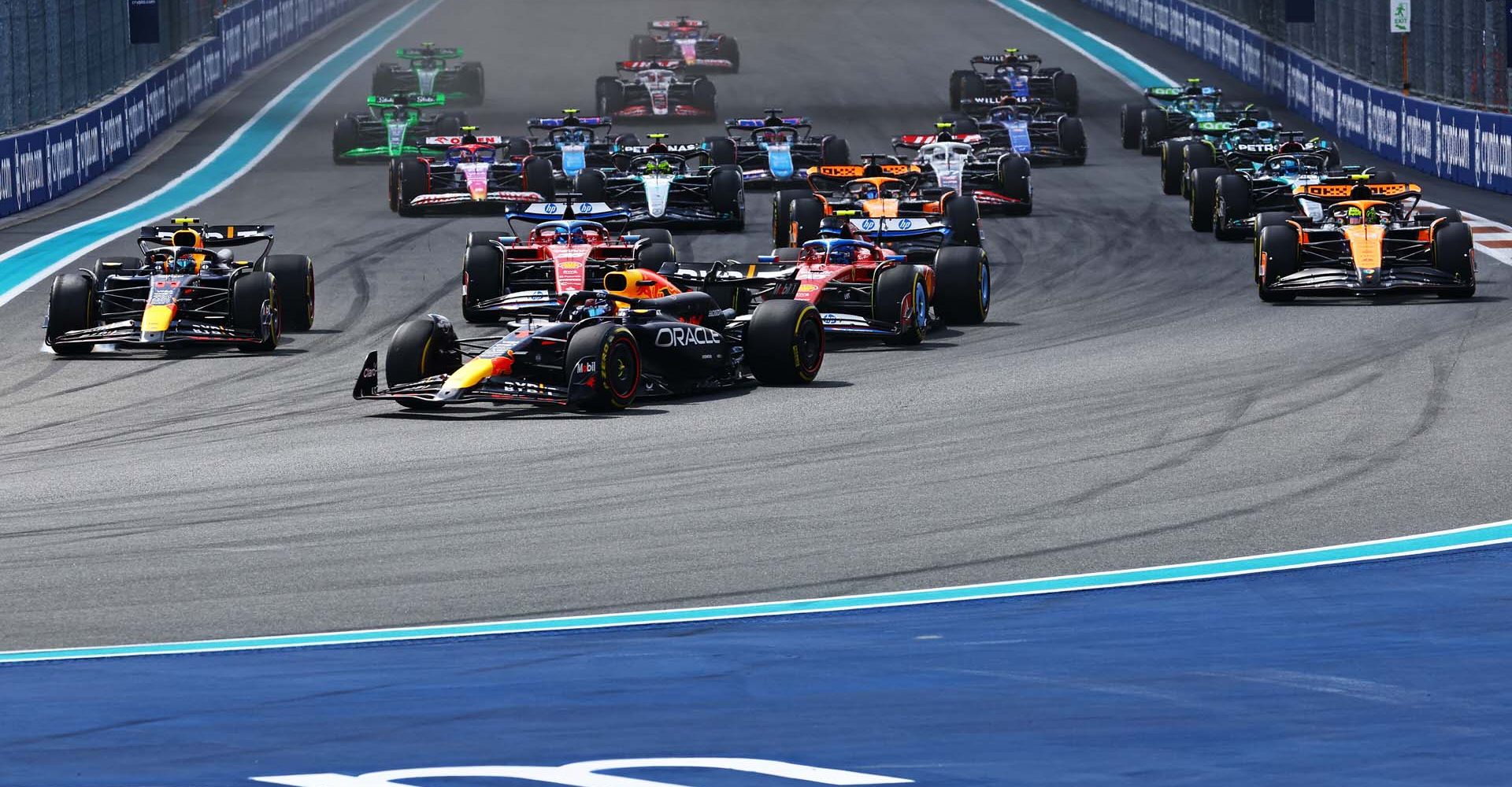 MIAMI, FLORIDA - MAY 05: Max Verstappen of the Netherlands driving the (1) Oracle Red Bull Racing RB20 leads the field into turn one at the start during the F1 Grand Prix of Miami at Miami International Autodrome on May 05, 2024 in Miami, Florida. (Photo by Mark Thompson/Getty Images) // Getty Images / Red Bull Content Pool // SI202405053089 // Usage for editorial use only //