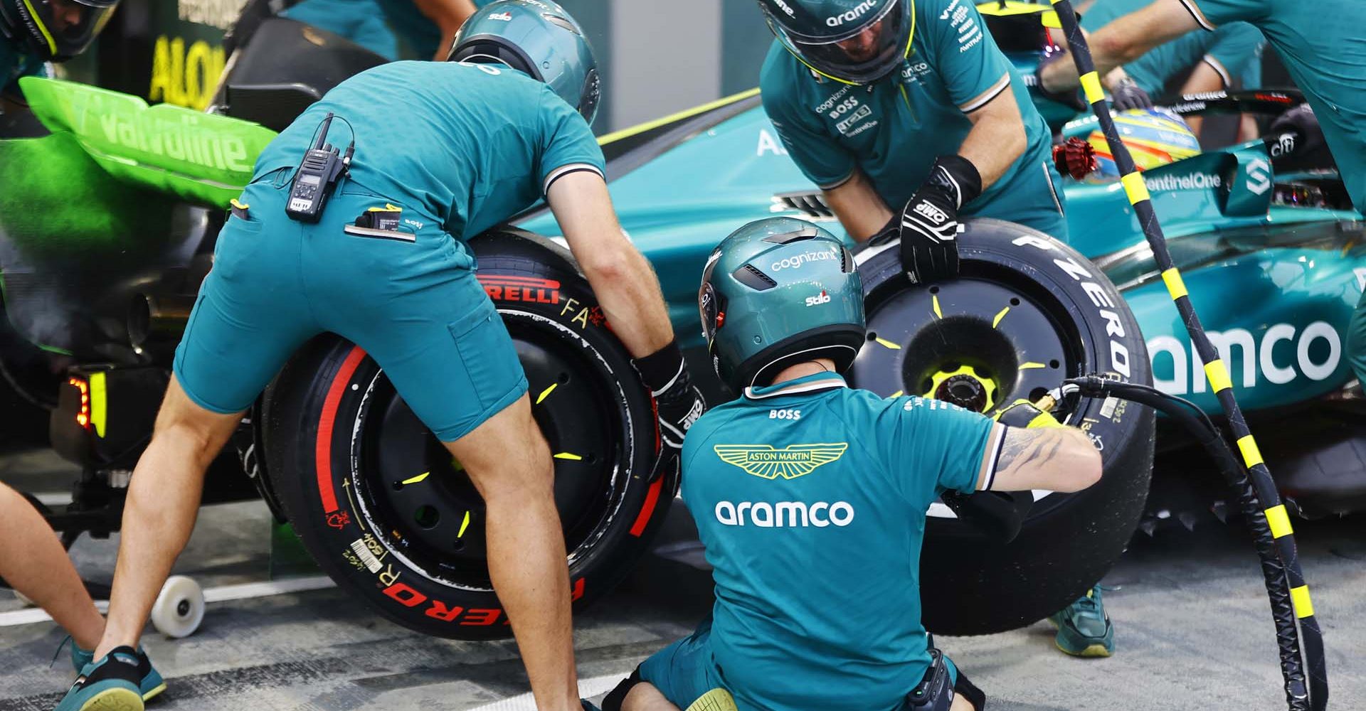 MARINA BAY STREET CIRCUIT, SINGAPORE - SEPTEMBER 20: The Aston Martin pit crew practice a pit stop during the Singapore GP at Marina Bay Street Circuit on Friday September 20, 2024 in Singapore, Singapore. (Photo by Andy Hone / LAT Images)