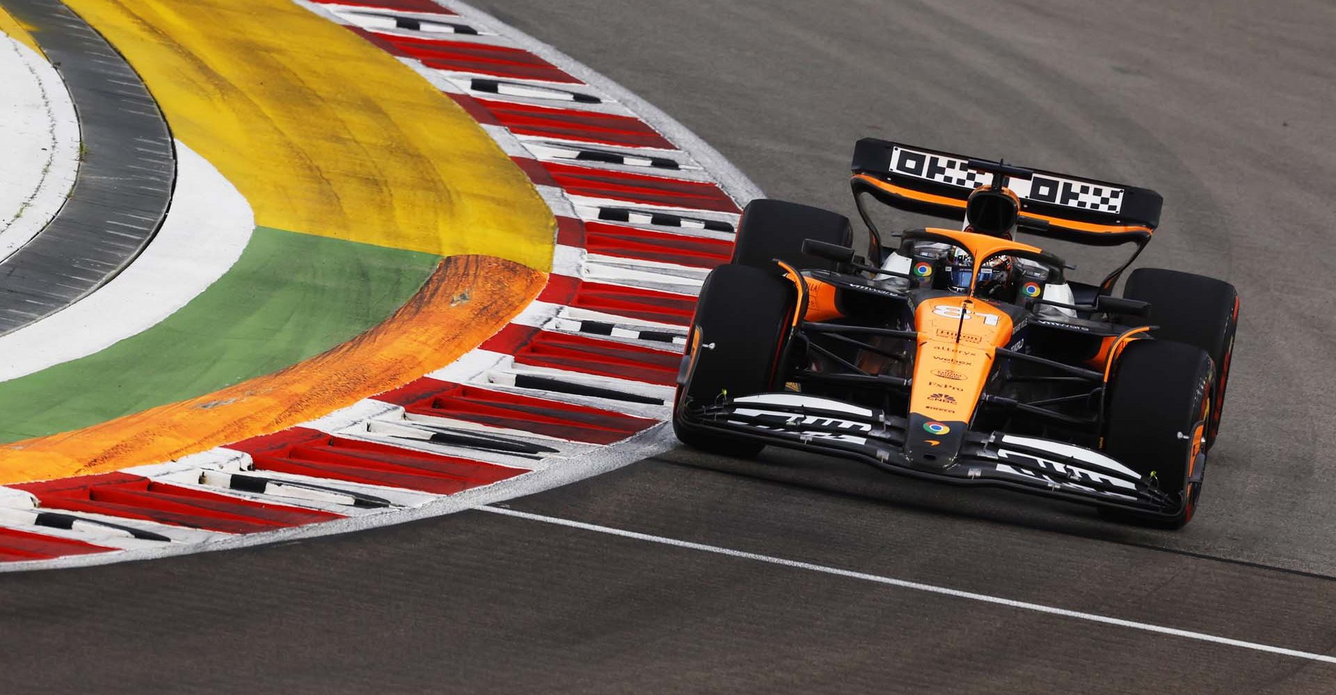 MARINA BAY STREET CIRCUIT, SINGAPORE - SEPTEMBER 20: Oscar Piastri, McLaren MCL38 during the Singapore GP at Marina Bay Street Circuit on Friday September 20, 2024 in Singapore, Singapore. (Photo by Glenn Dunbar / LAT Images)