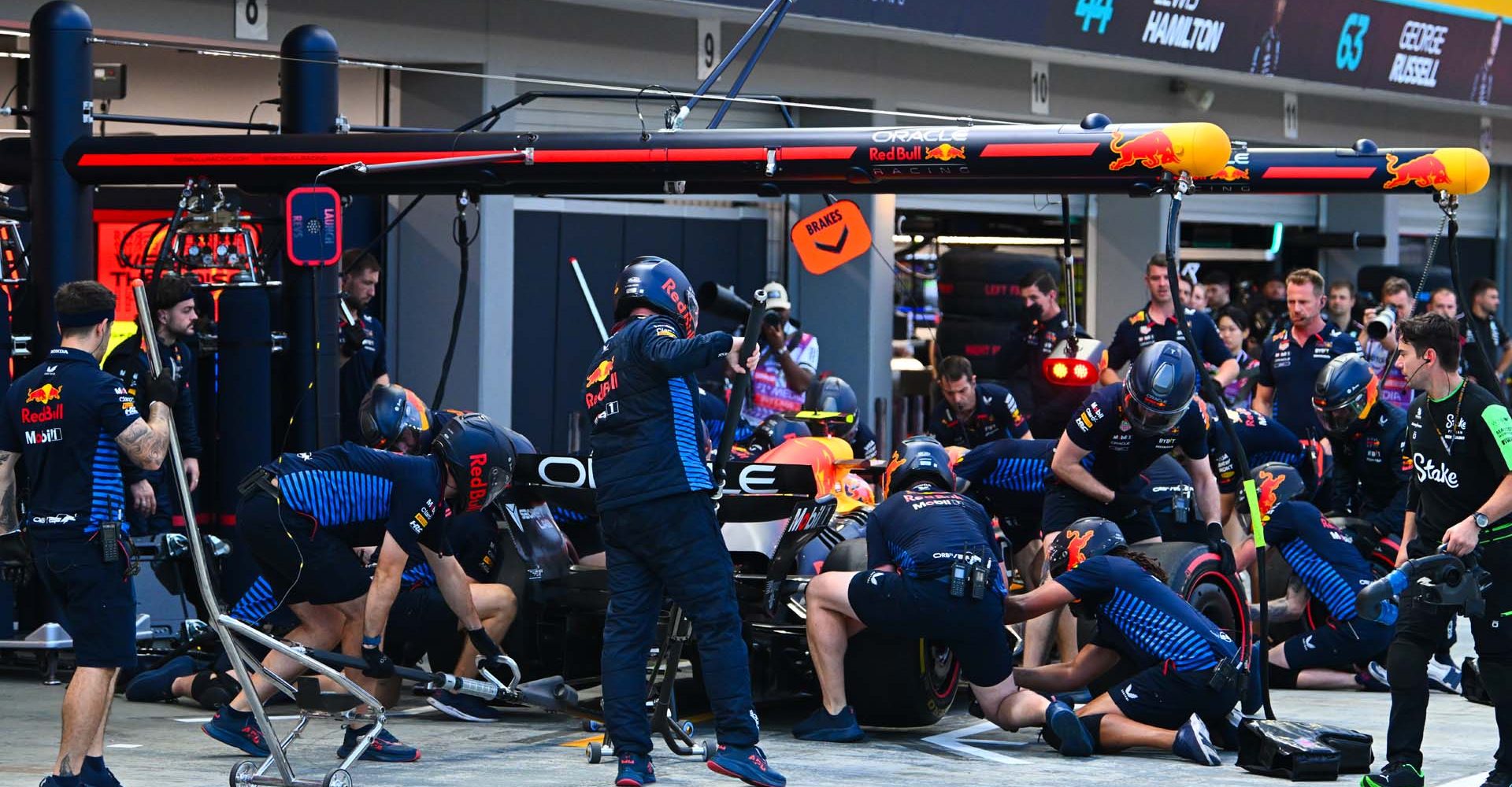 MARINA BAY STREET CIRCUIT, SINGAPORE - SEPTEMBER 21: Sergio Perez, Red Bull Racing RB20, makes a pit stop during FP3 during the Singapore GP at Marina Bay Street Circuit on Saturday September 21, 2024 in Singapore, Singapore. (Photo by Mark Sutton / LAT Images)