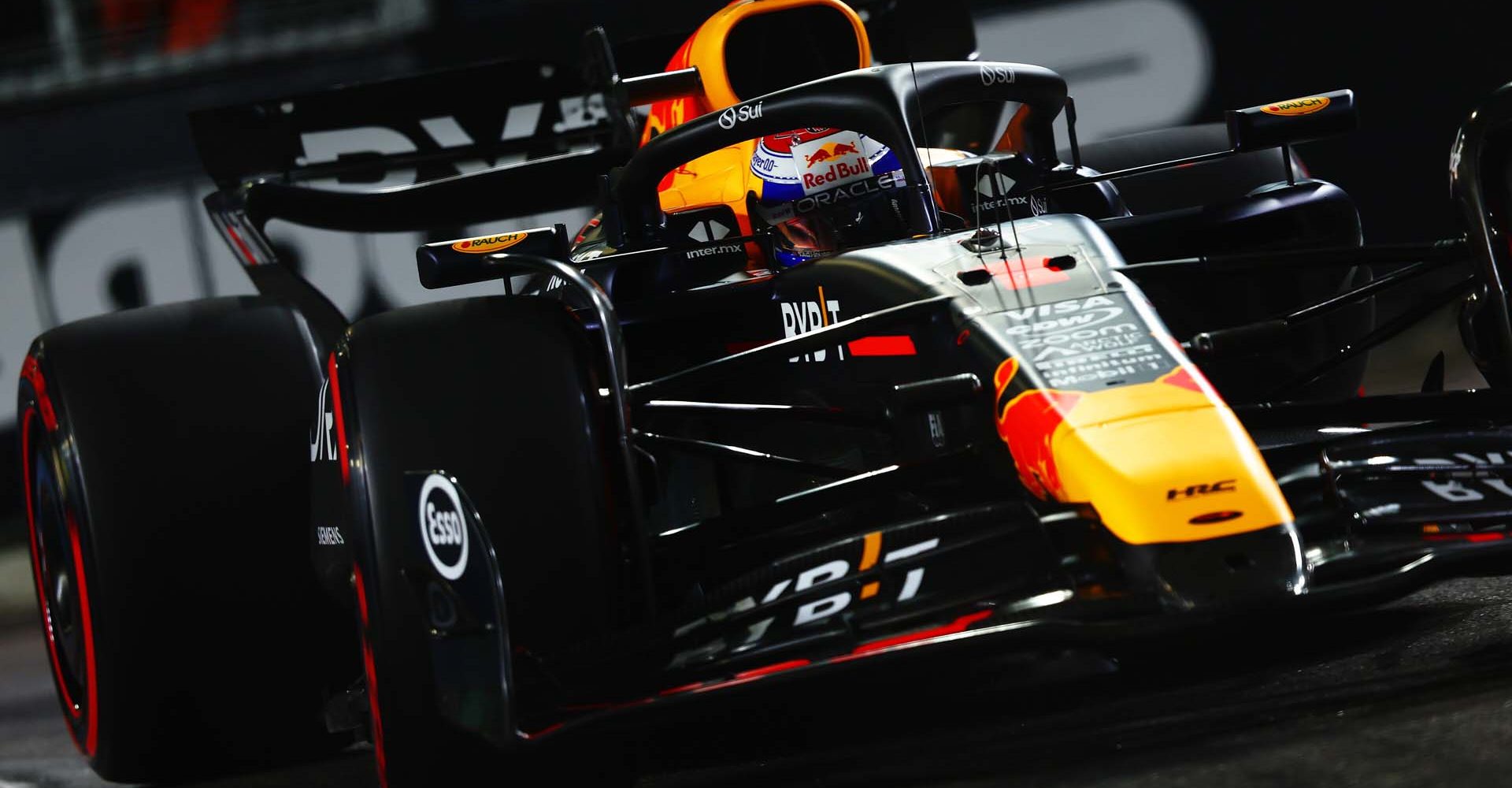 SINGAPORE, SINGAPORE - SEPTEMBER 21: Max Verstappen of the Netherlands driving the (1) Oracle Red Bull Racing RB20 on track during qualifying ahead of the F1 Grand Prix of Singapore at Marina Bay Street Circuit on September 21, 2024 in Singapore, Singapore. (Photo by Joe Portlock/Getty Images) // Getty Images / Red Bull Content Pool // SI202409210505 // Usage for editorial use only //