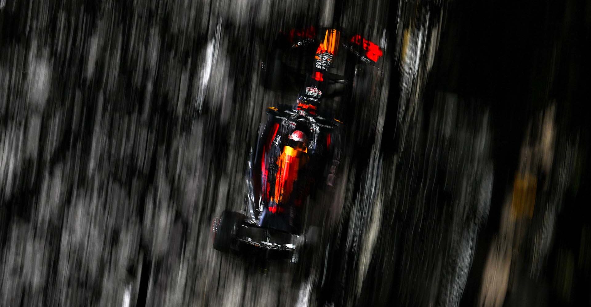 SINGAPORE, SINGAPORE - SEPTEMBER 21: Max Verstappen of the Netherlands driving the (1) Oracle Red Bull Racing RB20 on track during qualifying ahead of the F1 Grand Prix of Singapore at Marina Bay Street Circuit on September 21, 2024 in Singapore, Singapore. (Photo by Clive Mason/Getty Images) // Getty Images / Red Bull Content Pool // SI202409210519 // Usage for editorial use only //