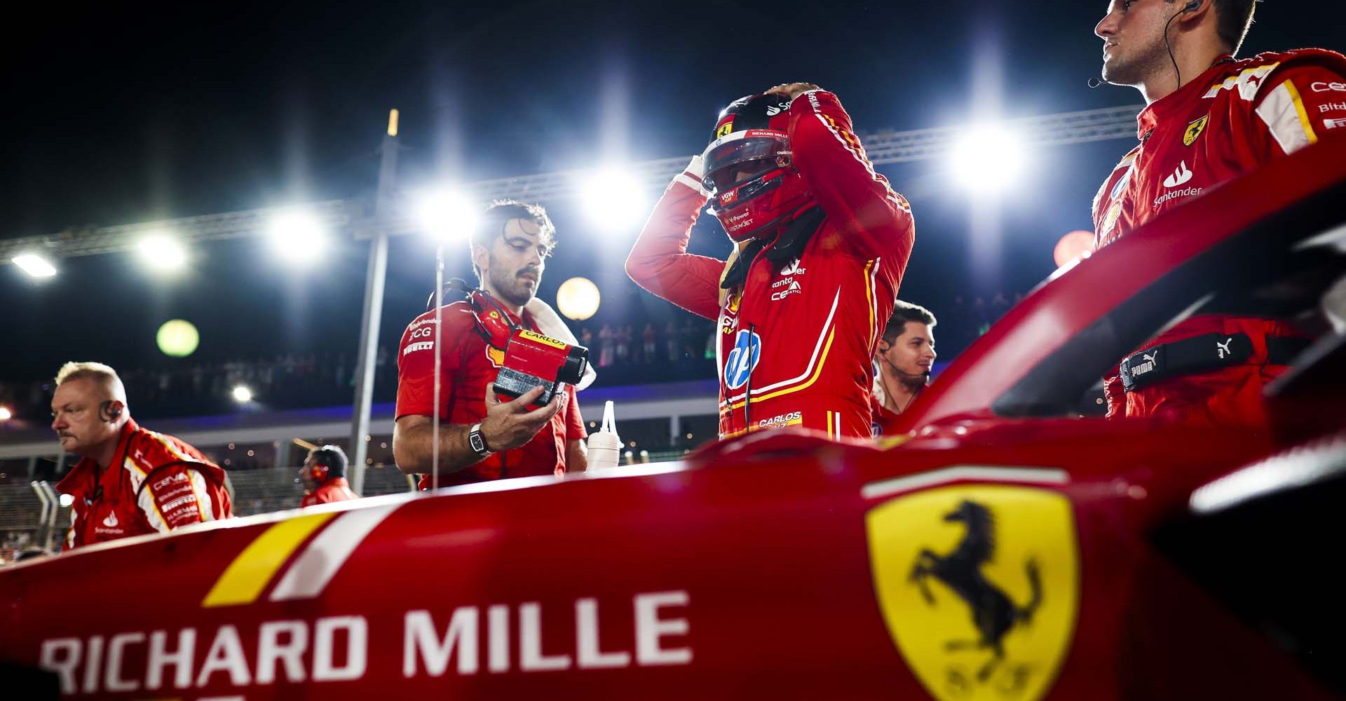 SAINZ Carlos (spa), Scuderia Ferrari SF-24, portrait during the Formula 1 Singapore Grand Prix 2024, 18th round of the 2024 Formula One World Championship from September 20 to 22, 2024 on the Marina Bay Circuit, in Singapore, Singapore - Photo Antonin Vincent / DPPI