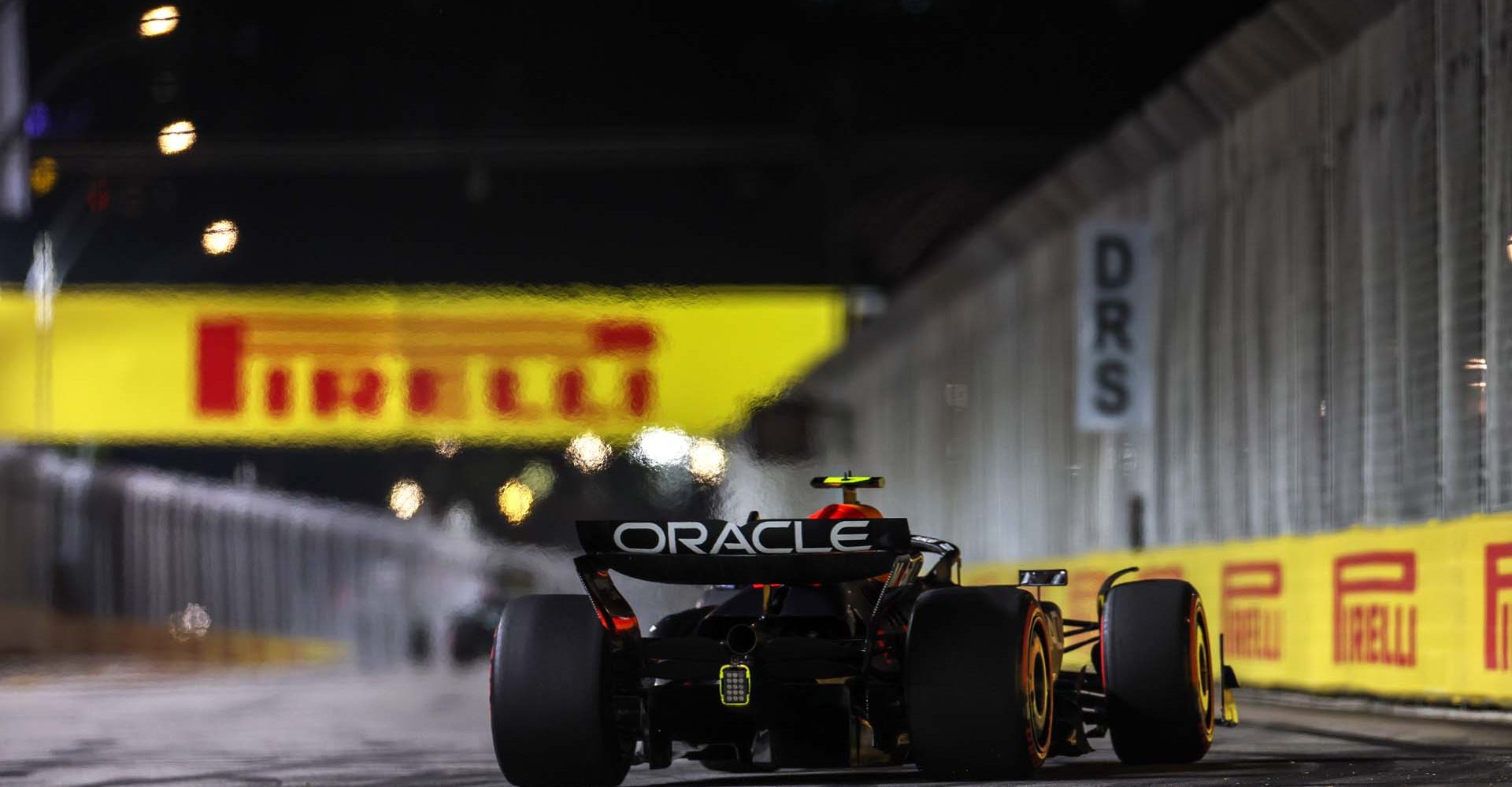 MARINA BAY STREET CIRCUIT, SINGAPORE - SEPTEMBER 22: Sergio Perez, Red Bull Racing RB20 during the Singapore GP at Marina Bay Street Circuit on Sunday September 22, 2024 in Singapore, Singapore. (Photo by Lionel Ng / LAT Images)