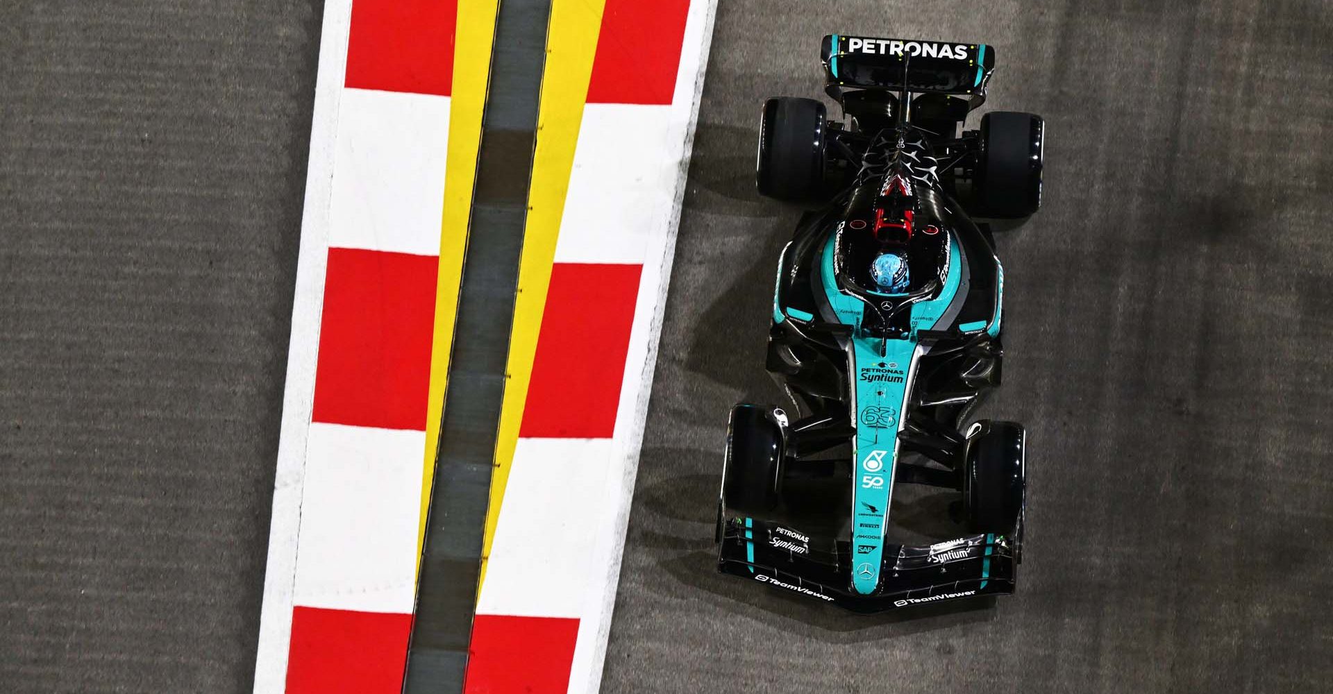 MARINA BAY STREET CIRCUIT, SINGAPORE - SEPTEMBER 22: George Russell, Mercedes F1 W15 during the Singapore GP at Marina Bay Street Circuit on Sunday September 22, 2024 in Singapore, Singapore. (Photo by Simon Galloway / LAT Images)