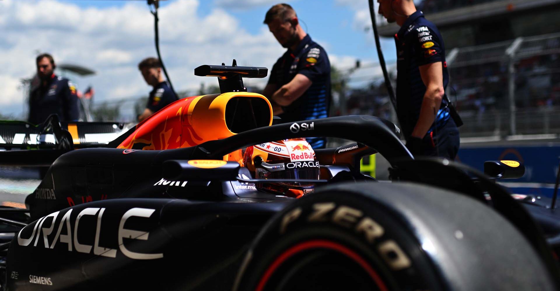 BARCELONA, SPAIN - JUNE 21: Max Verstappen of the Netherlands driving the (1) Oracle Red Bull Racing RB20 makes a pitstop during practice ahead of the F1 Grand Prix of Spain at Circuit de Barcelona-Catalunya on June 21, 2024 in Barcelona, Spain. (Photo by Rudy Carezzevoli/Getty Images) // Getty Images / Red Bull Content Pool // SI202406210460 // Usage for editorial use only //