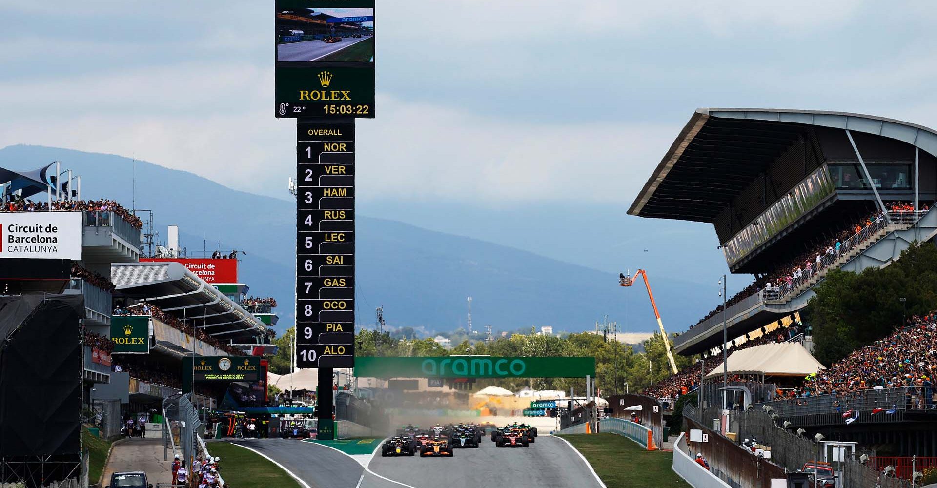 BARCELONA, SPAIN - JUNE 23: Max Verstappen of the Netherlands driving the (1) Oracle Red Bull Racing RB20 and Lando Norris of Great Britain driving the (4) McLaren MCL38 Mercedes battle for track position at the start during the F1 Grand Prix of Spain at Circuit de Barcelona-Catalunya on June 23, 2024 in Barcelona, Spain. (Photo by Chris Graythen/Getty Images) // Getty Images / Red Bull Content Pool // SI202406230171 // Usage for editorial use only //