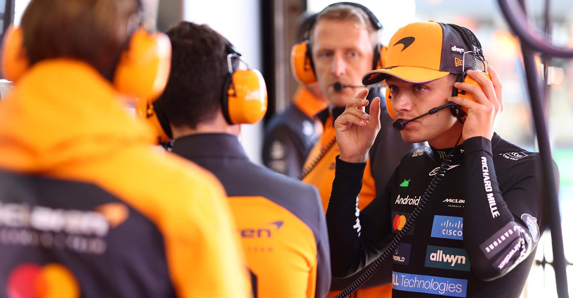 ZANDVOORT, NETHERLANDS - AUGUST 30: Lando Norris of Great Britain and McLaren talks with his engineers in the garage during qualifying ahead of the F1 Grand Prix of Netherlands at Circuit Zandvoort on August 30, 2025 in Zandvoort, Netherlands. (Photo by Alastair Staley/LAT Images)
