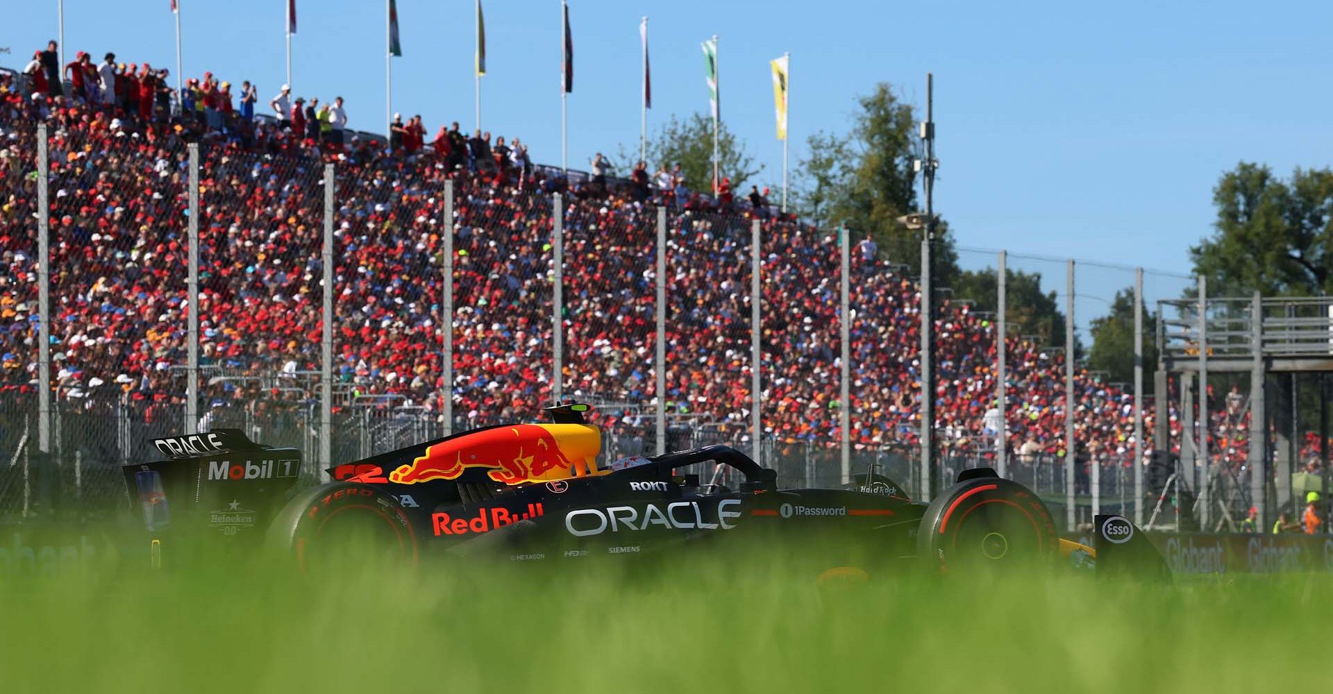 MONZA, ITALY - SEPTEMBER 06: Yuki Tsunoda of Japan driving the (22) Oracle Red Bull Racing RB21 on track during qualifying ahead of the F1 Grand Prix of Italy at Autodromo Nazionale Monza on September 06, 2025 in Monza, Italy. (Photo by Steven Tee/LAT Images) // Getty Images / Red Bull Content Pool // SI202509060398 // Usage for editorial use only //