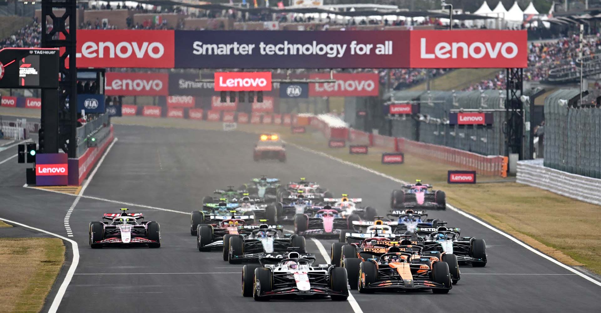 SUZUKA, JAPAN - APRIL 06: Max Verstappen of the Netherlands driving the (1) Oracle Red Bull Racing RB21 leads Lando Norris of Great Britain driving the (4) McLaren MCL39 Mercedes Oscar Piastri of Australia driving the (81) McLaren MCL39 Mercedes and the rest of the field at the start during the F1 Grand Prix of Japan at Suzuka Circuit on April 06, 2025 in Suzuka, Japan. (Photo by Sam Bagnall/Sutton Images)