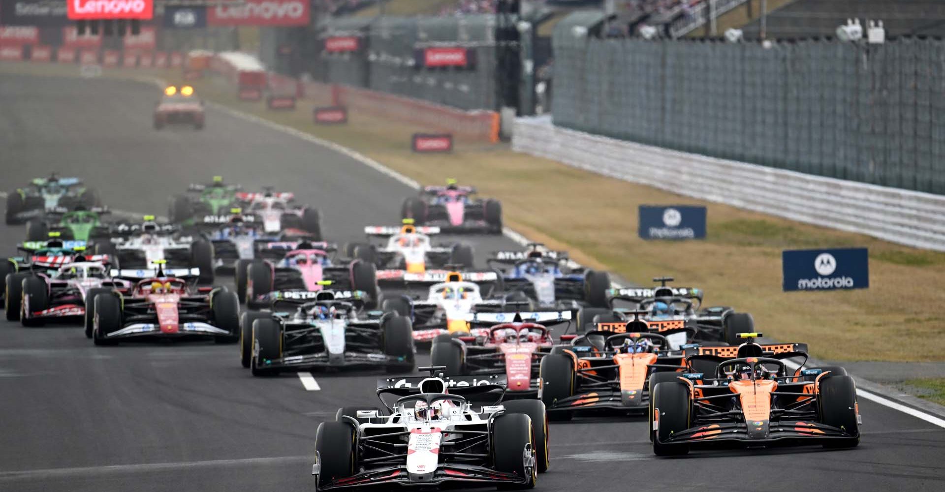 SUZUKA, JAPAN - APRIL 06: Max Verstappen of the Netherlands driving the (1) Oracle Red Bull Racing RB21 leads Lando Norris of Great Britain driving the (4) McLaren MCL39 Mercedes Oscar Piastri of Australia driving the (81) McLaren MCL39 Mercedes and the rest of the field at the start during the F1 Grand Prix of Japan at Suzuka Circuit on April 06, 2025 in Suzuka, Japan. (Photo by Sam Bagnall/Sutton Images)