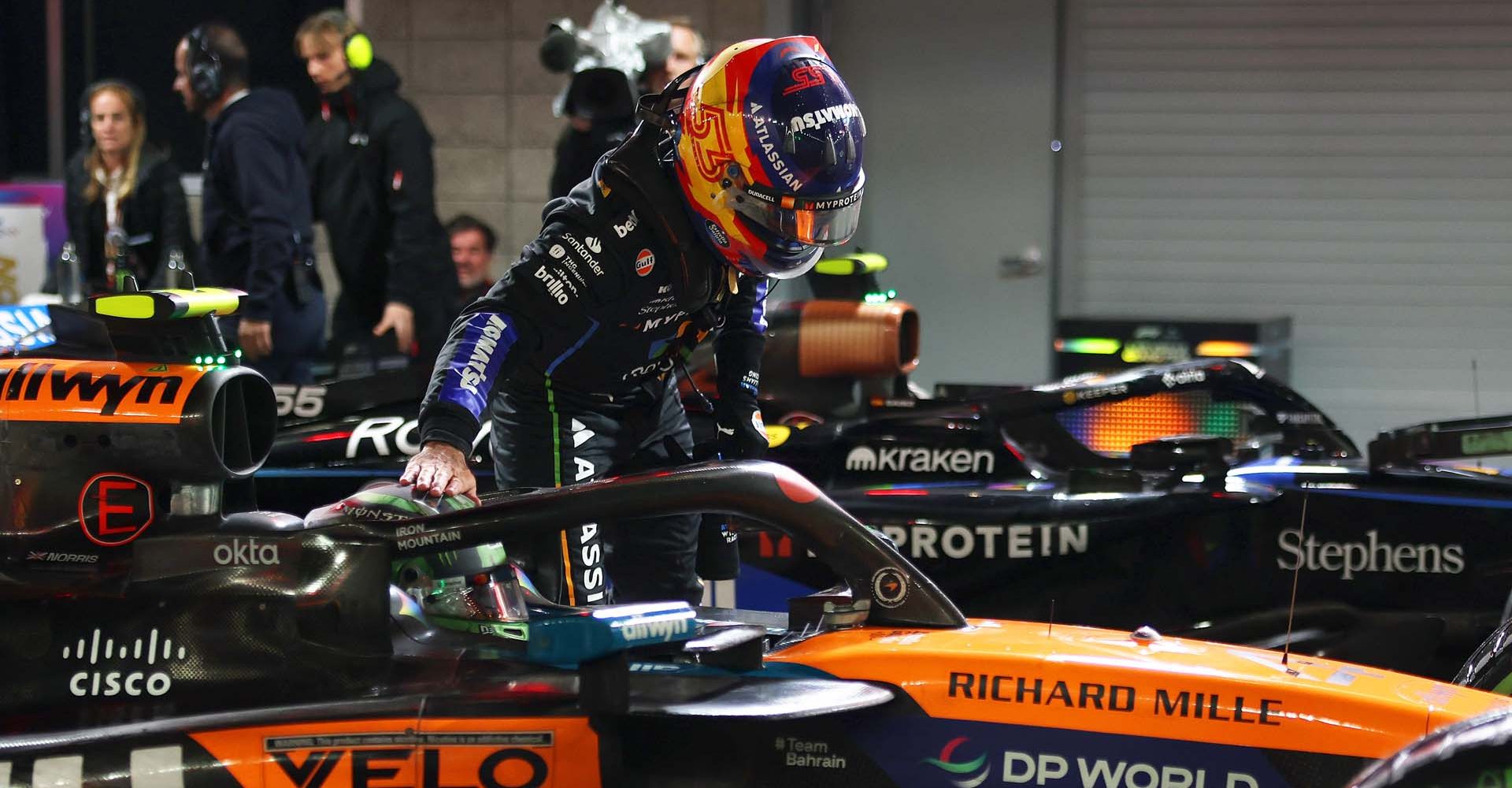 LAS VEGAS, NEVADA - NOVEMBER 21: Third placed qualifier Carlos Sainz of Spain and Williams congratulates Pole position qualifier Lando Norris of Great Britain and McLaren in parc ferme during qualifying ahead of the F1 Grand Prix of Las Vegas at Las Vegas Strip Circuit on November 21, 2025 in Las Vegas, Nevada. (Photo by Glenn Dunbar/LAT Images)