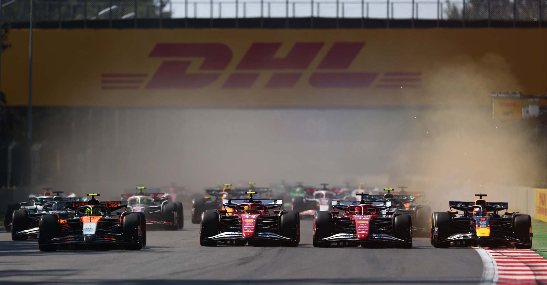 MEXICO CITY, MEXICO - OCTOBER 26: Lando Norris of Great Britain driving the (4) McLaren MCL39 Mercedes leads Lewis Hamilton of Great Britain driving the (44) Scuderia Ferrari SF-25 Charles Leclerc of Monaco driving the (16) Scuderia Ferrari SF-25 Max Verstappen of the Netherlands driving the (1) Oracle Red Bull Racing RB21 and the rest of the field at the start during the F1 Grand Prix of Mexico at Autodromo Hermanos Rodriguez on October 26, 2025 in Mexico City, Mexico. (Photo by Clive Rose/Getty Images)
