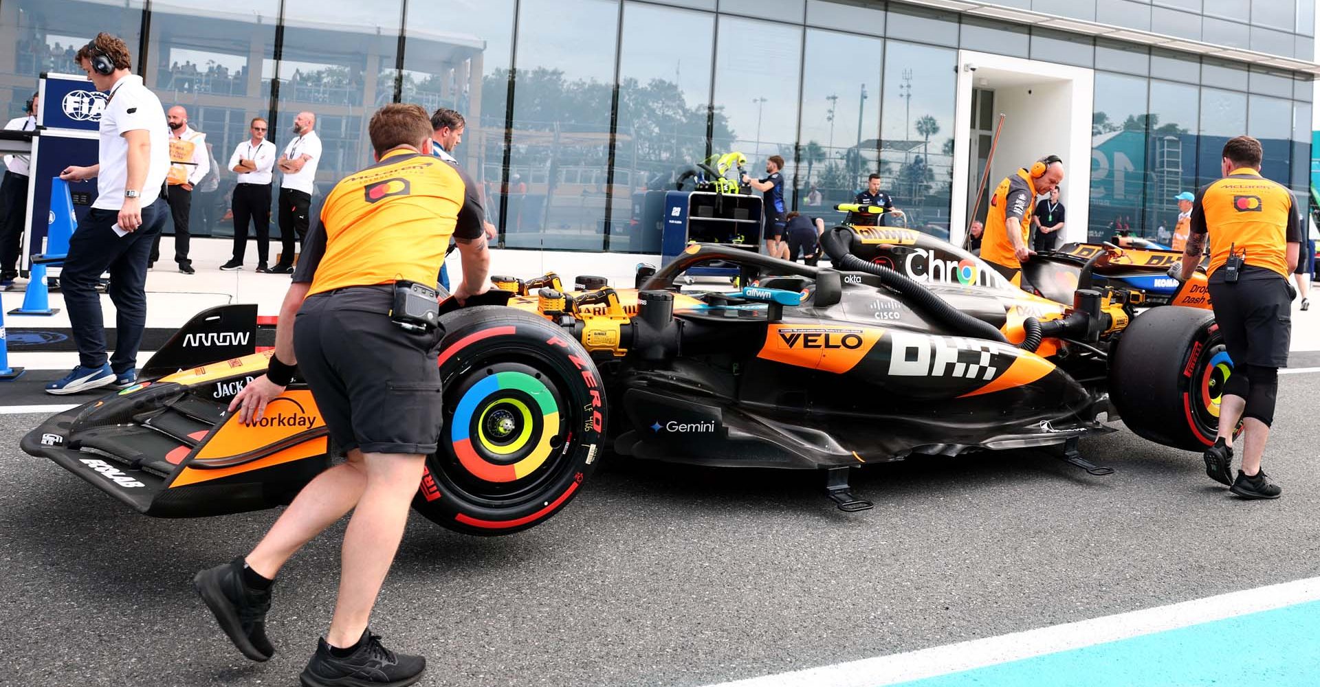 MIAMI, FLORIDA - MAY 03: Mechanics in the Pitlane with the car of Lando Norris of Great Britain driving the (4) McLaren MCL39 Mercedes during qualifying ahead of the F1 Grand Prix of Miami at Miami International Autodrome on May 03, 2025 in Miami, Florida. (Photo by Sam Bloxham/LAT Images)