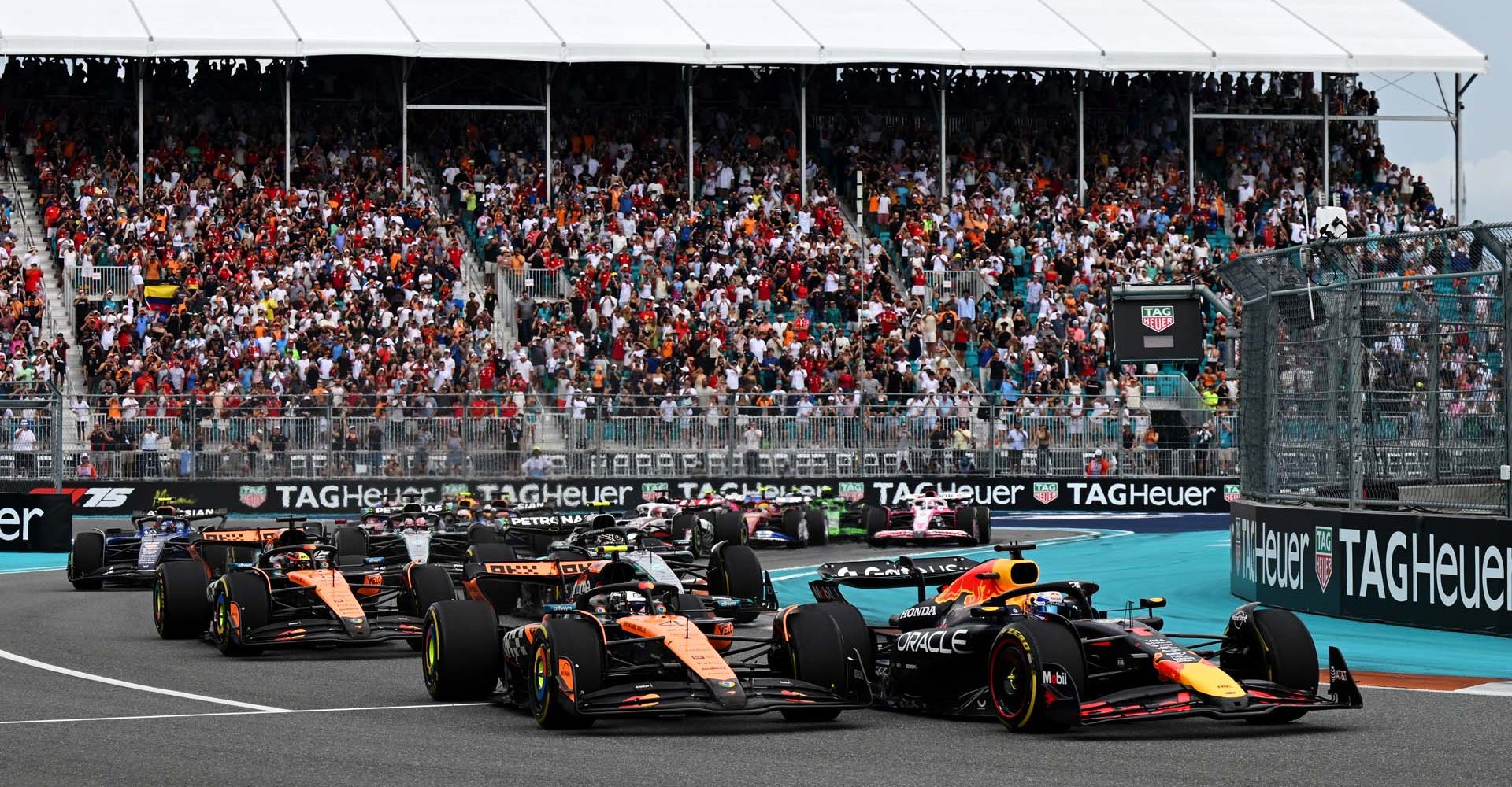 MIAMI, FLORIDA - MAY 04: Max Verstappen of the Netherlands driving the (1) Oracle Red Bull Racing RB21 leads Lando Norris of Great Britain driving the (4) McLaren MCL39 Mercedes Oscar Piastri of Australia driving the (81) McLaren MCL39 Mercedes Andrea Kimi Antonelli of Italy driving the (12) Mercedes AMG Petronas F1 Team W16 and the rest of the field at the start during the F1 Grand Prix of Miami at Miami International Autodrome on May 04, 2025 in Miami, Florida. (Photo by Sam Bagnall/Sutton Images)