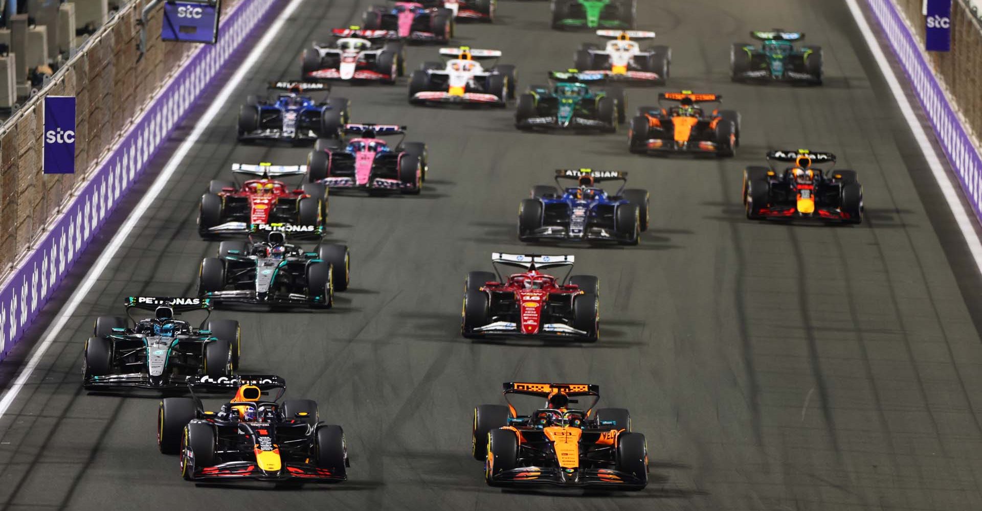 JEDDAH, SAUDI ARABIA - APRIL 20: Oscar Piastri of Australia driving the (81) McLaren MCL39 Mercedes leads Max Verstappen of the Netherlands driving the (1) Oracle Red Bull Racing RB21 George Russell of Great Britain driving the (63) Mercedes AMG Petronas F1 Team W16 and the rest of the field at the start during the F1 Grand Prix of Saudi Arabia at Jeddah Corniche Circuit on April 20, 2025 in Jeddah, Saudi Arabia. (Photo by Sam Bloxham/LAT Images)