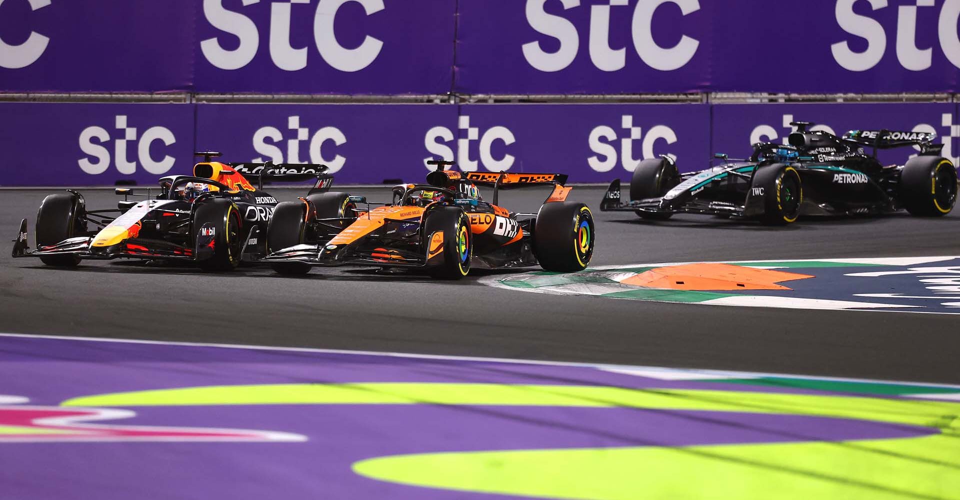 JEDDAH, SAUDI ARABIA - APRIL 20: Oscar Piastri of Australia driving the (81) McLaren MCL39 Mercedes and Max Verstappen of the Netherlands driving the (1) Oracle Red Bull Racing RB21 battle for track position on track during the F1 Grand Prix of Saudi Arabia at Jeddah Corniche Circuit on April 20, 2025 in Jeddah, Saudi Arabia. (Photo by Alex Pantling/Getty Images) // Getty Images / Red Bull Content Pool // SI202504200259 // Usage for editorial use only //