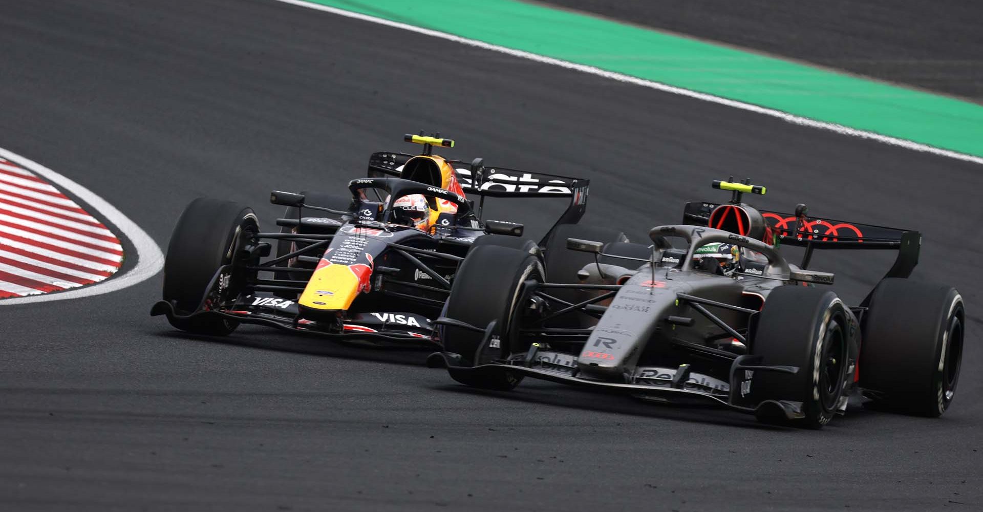 SUZUKA, JAPAN - MARCH 29: Isack Hadjar of France driving the (6) Oracle Red Bull Racing RB22 Red Bull Ford and Gabriel Bortoleto of Brazil driving the (5) Audi F1 Team R26 battle for track position during the F1 Grand Prix of Japan at Suzuka Circuit on March 29, 2026 in Suzuka, Japan. (Photo by Mark Thompson/Getty Images)