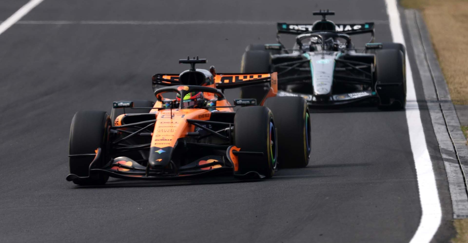 SUZUKA, JAPAN - MARCH 29: Oscar Piastri of Australia driving the (81) McLaren MCL40 Mercedes leads George Russell of Great Britain driving the (63) Mercedes AMG Petronas F1 Team W17 on track during the F1 Grand Prix of Japan at Suzuka Circuit on March 29, 2026 in Suzuka, Japan. (Photo by Mark Thompson/Getty Images)