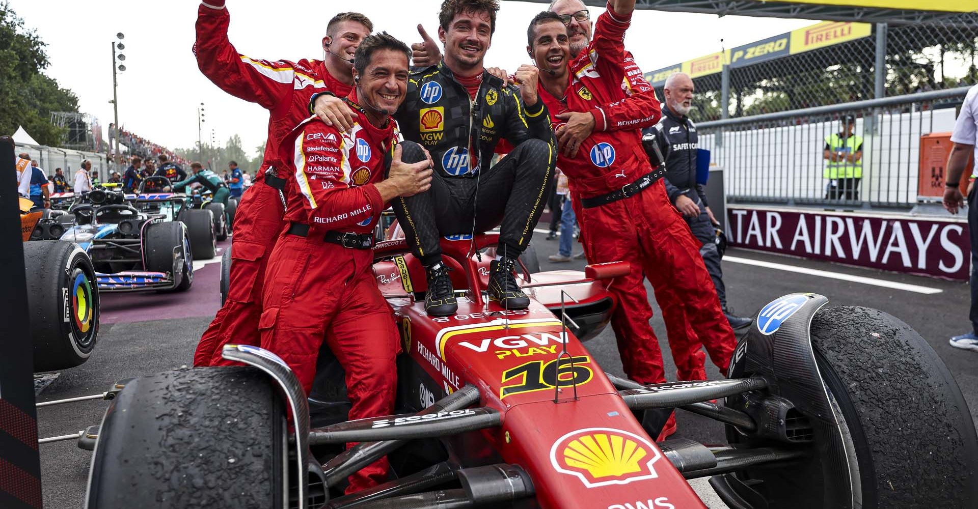 LECLERC Charles (mco), Scuderia Ferrari SF-24, portrait celebrate his win with mechanic, mecanicien, mechanics during the Formula 1 Pirelli Gran Premio d’Italia 2024, Italian Grand Prix 2024, 16th round of the 2024 Formula One World Championship from August 30 to September 1, 2024 on the Autodromo Nazionale Monza, in Monza, Italy - Photo Florent Gooden / DPPI