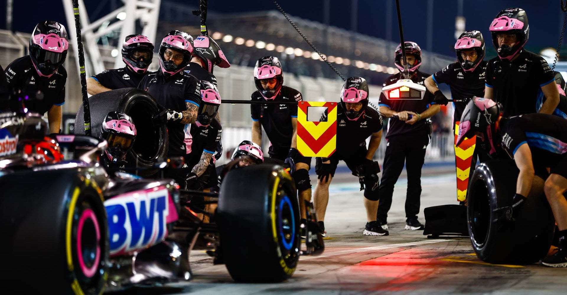 BAHRAIN INTERNATIONAL CIRCUIT, BAHRAIN - FEBRUARY 22: The Alpine pit crew prepares for a pit stop on the car of Esteban Ocon, Alpine A524 during the Pre-Season Test at Bahrain International Circuit on Thursday February 22, 2024 in Sakhir, Bahrain. (Photo by Zak Mauger / LAT Images)