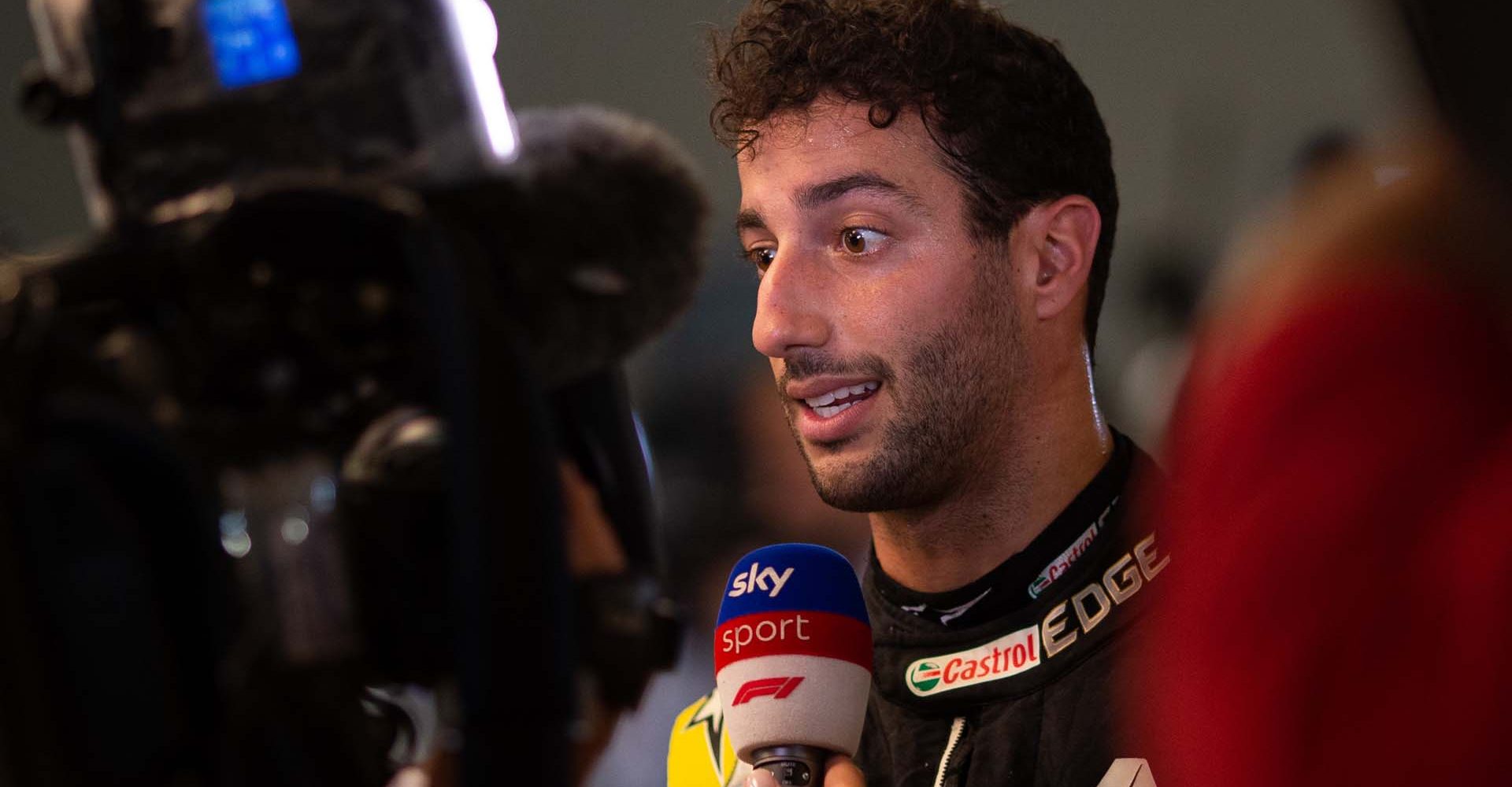 Daniel Ricciardo (AUS) Renault F1 Team with the media.
Abu Dhabi Grand Prix, Saturday 30th November 2019. Yas Marina Circuit, Abu Dhabi, UAE.