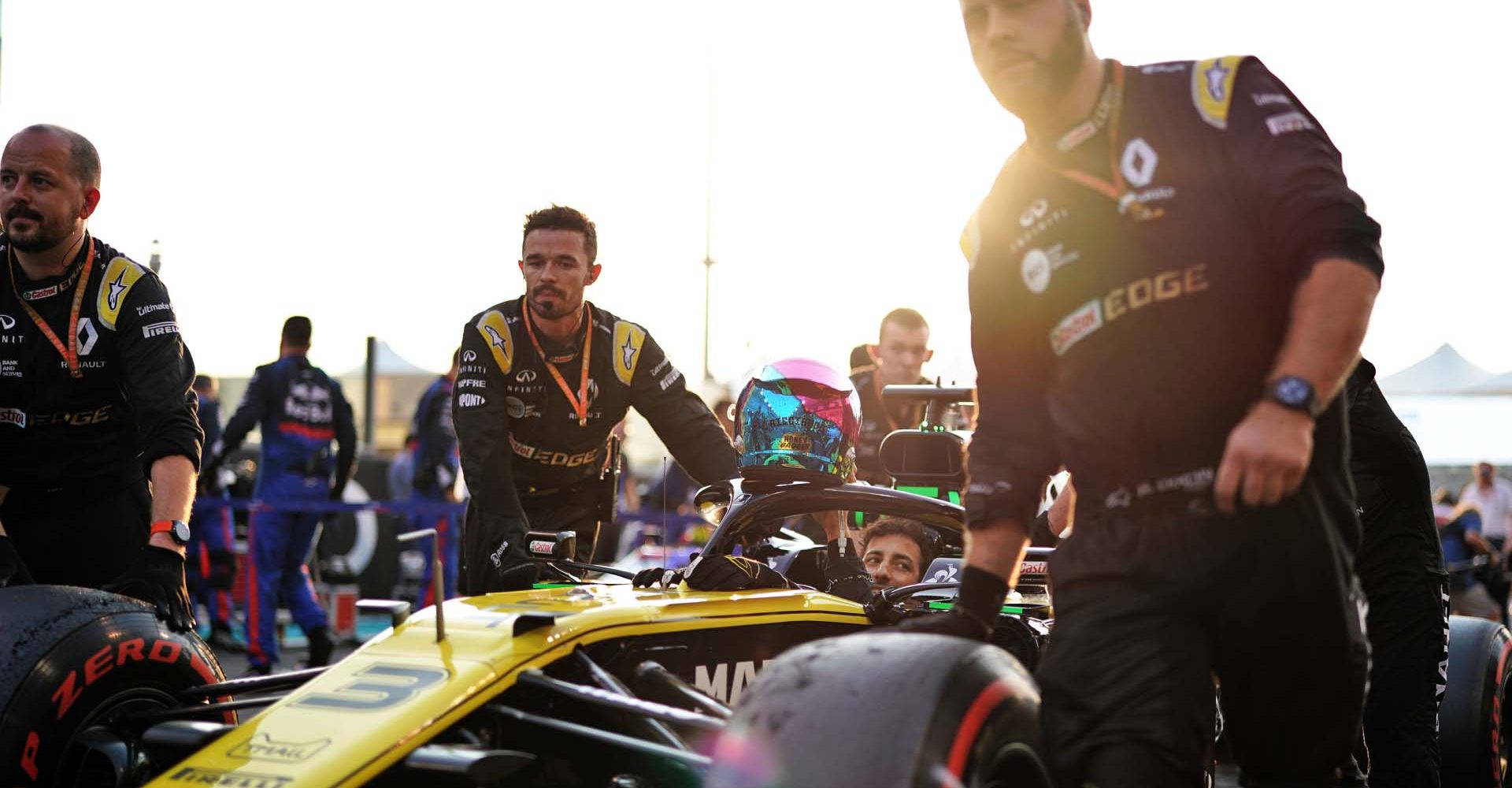 Daniel Ricciardo (AUS) Renault F1 Team RS19 on the grid.
Abu Dhabi Grand Prix, Sunday 1st December 2019. Yas Marina Circuit, Abu Dhabi, UAE.