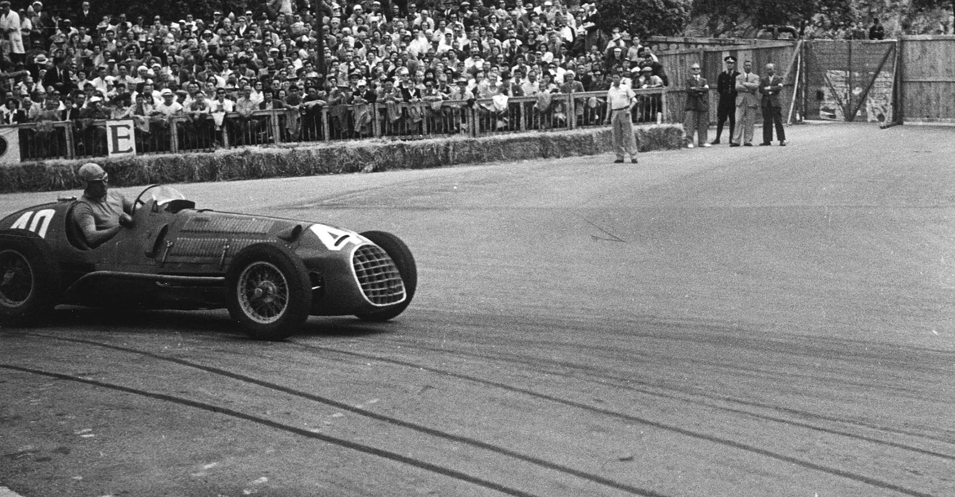 - Ascari in azione alla curva del gasometro. Si classificherà al secondo posto.
- Gara d'esordio della Ferrari nel Campionato del Mondo Formula 1. Alberto Ascari