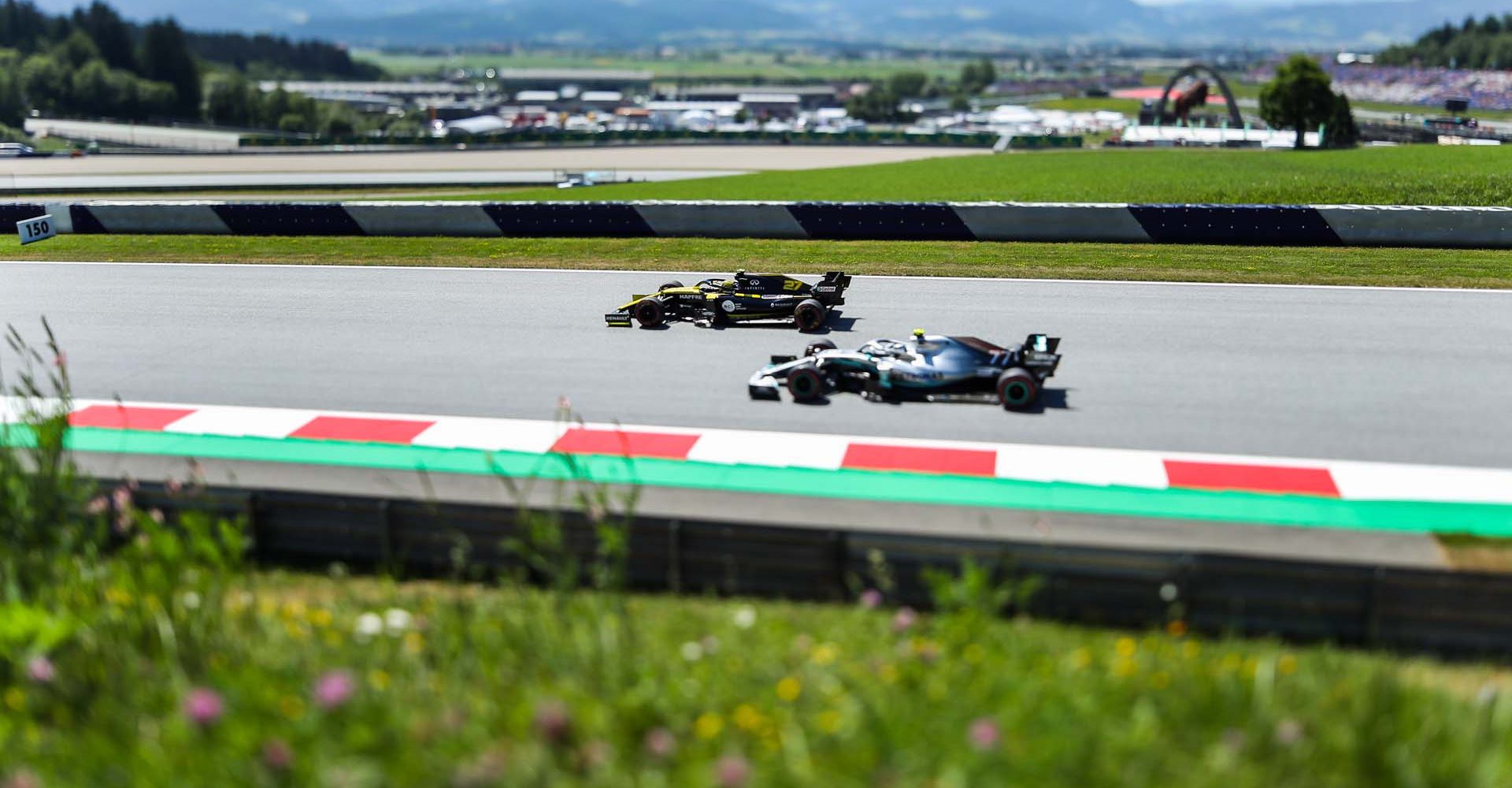 SPIELBERG,AUSTRIA,28.JUN.19 - MOTORSPORTS, FORMULA 1 - Grand Prix of Austria, Red Bull Ring, free practice. Image shows Nico Huelkenberg (GER/ Renault) and Valtteri Bottas (FIN/ Mercedes). Photo: GEPA pictures/ Daniel Goetzhaber // GEPA pictures/Red Bull Content Pool // AP-1ZSN4H9GW1W11 // Usage for editorial use only // Please go to www.redbullcontentpool.com for further information. //