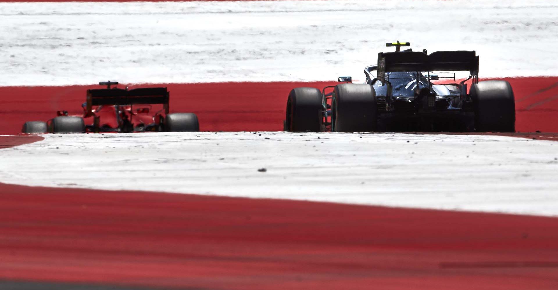 RED BULL RING, AUSTRIA - JUNE 29: Sebastian Vettel, Ferrari SF90, leads Valtteri Bottas, Mercedes AMG W10 during the Austrian GP at Red Bull Ring on June 29, 2019 in Red Bull Ring, Austria. (Photo by Steve Etherington / LAT Images)