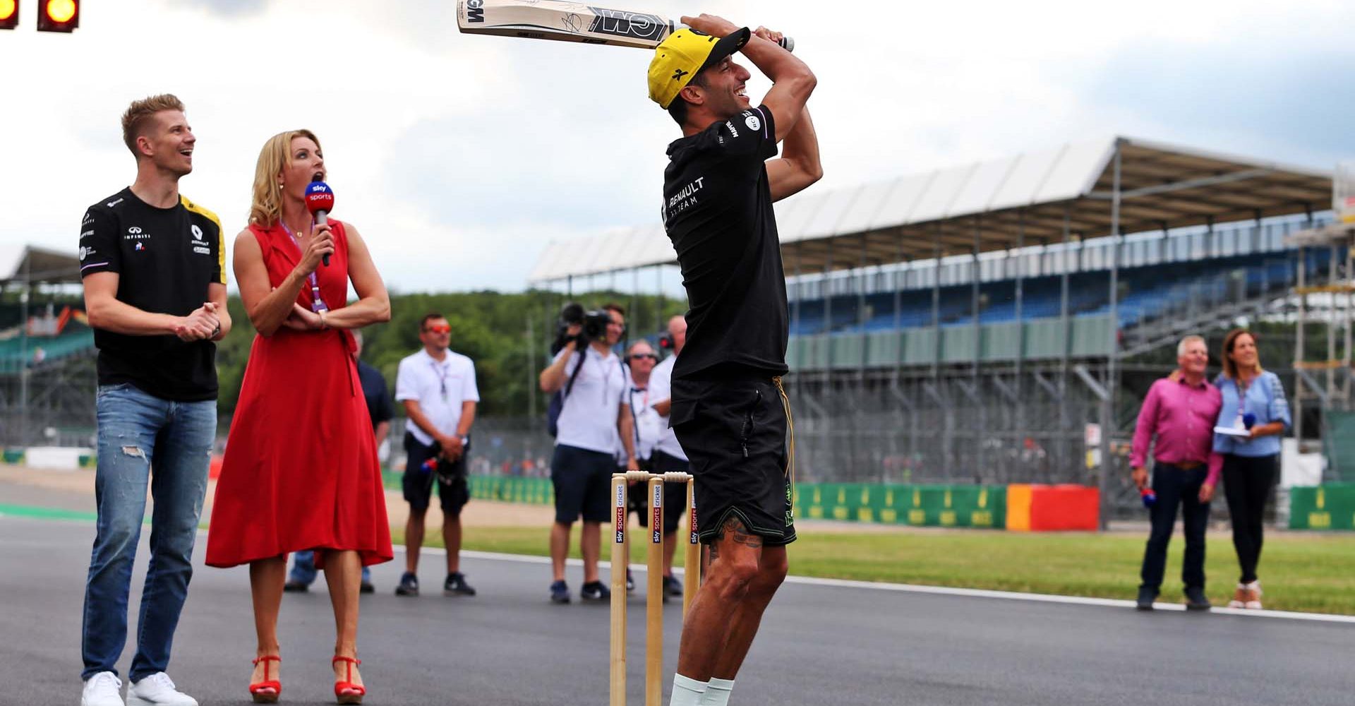 Daniel Ricciardo (AUS) Renault F1 Team and Nico Hulkenberg (GER) Renault F1 Team play cricket.
British Grand Prix, Thursday 11th July 2019. Silverstone, England.