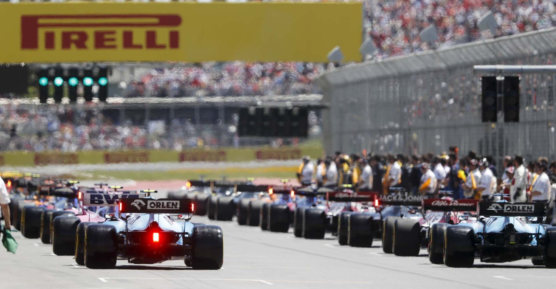 CIRCUIT GILLES-VILLENEUVE, CANADA - JUNE 09: Mechanics clear the grid prior to the start of the formation lap during the Canadian GP at Circuit Gilles-Villeneuve on June 09, 2019 in Circuit Gilles-Villeneuve, Canada. (Photo by Steven Tee / LAT Images) formation lap