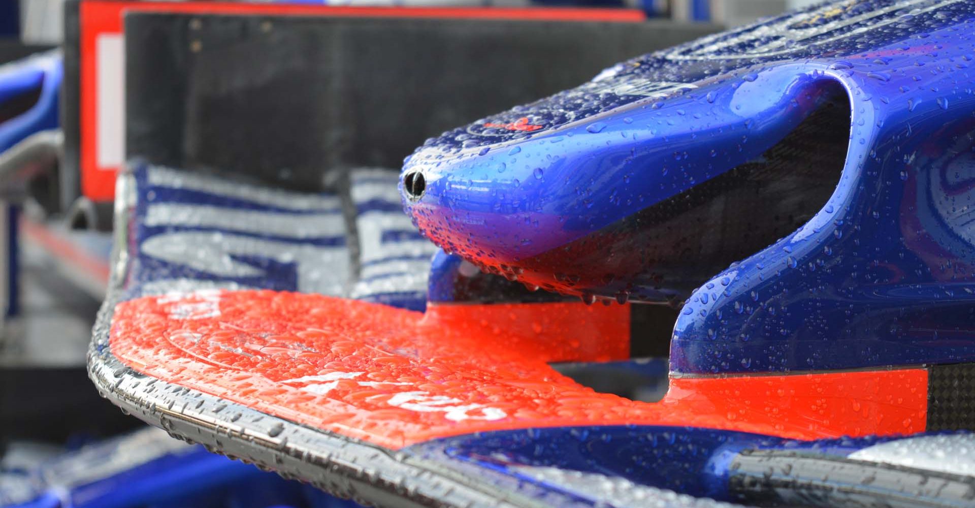 Toro Rosso front wing in wet