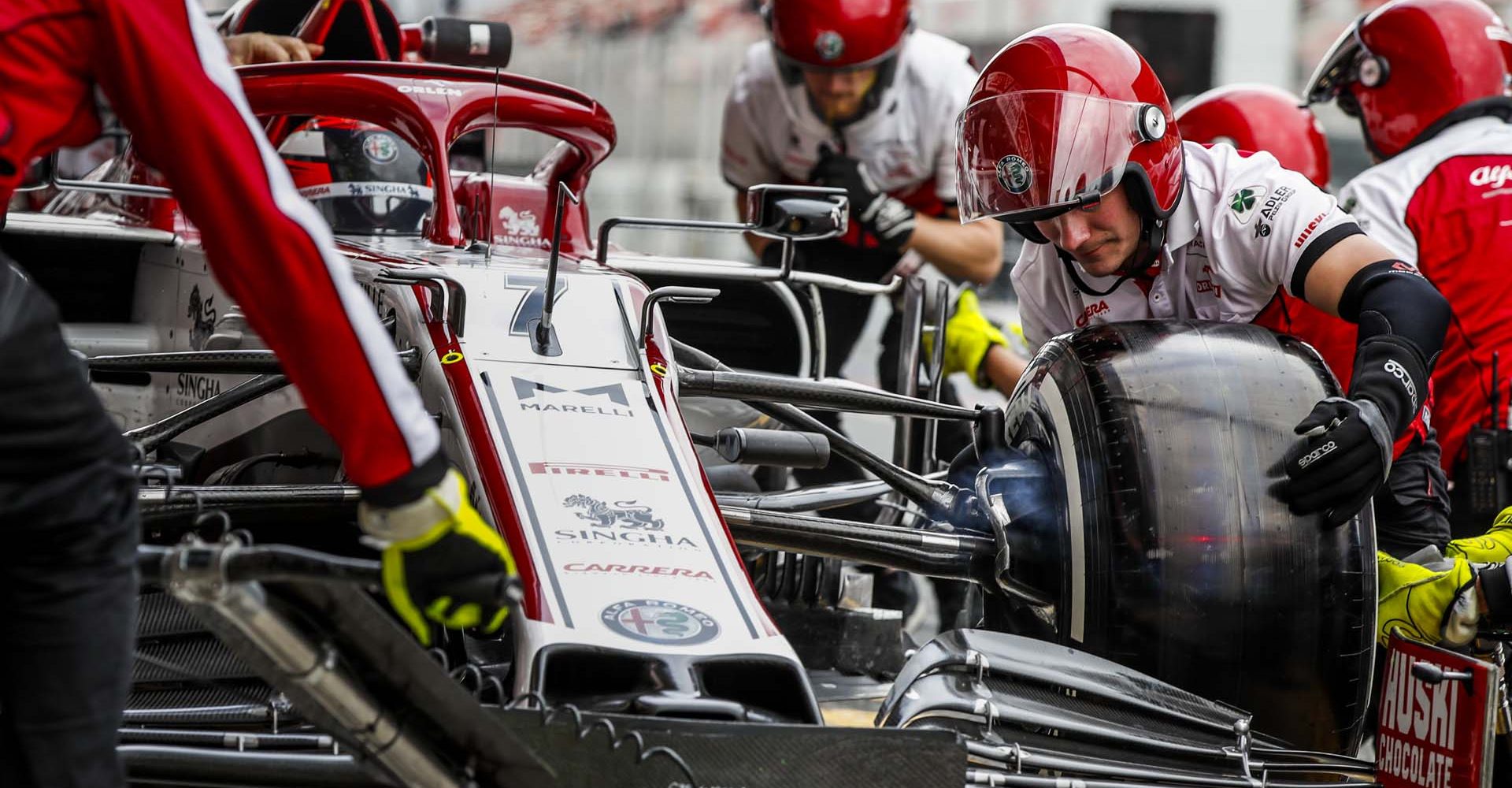 RAIKKONEN Kimi (fin), Alfa Romeo Racing C39, action pitstop during the second session of the Formula 1 Pre-season testing 2020 from February 26 to 28, 2020 on the Circuit de Barcelona-Catalunya, in Montmelo, Barcelona, Spain - Photo Florent Gooden / DPPI