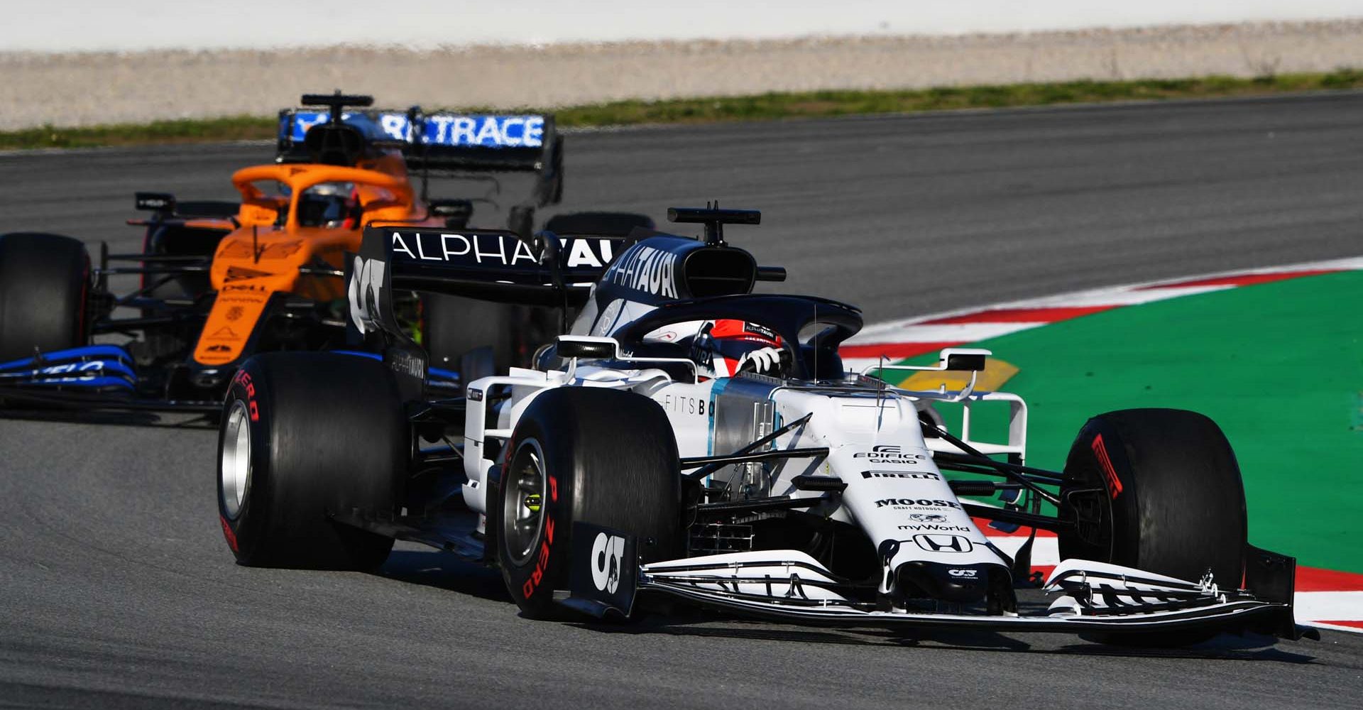 CIRCUIT DE BARCELONA-CATALUNYA, SPAIN - FEBRUARY 28: Daniil Kvyat, AlphaTauri AT01, leads Carlos Sainz, McLaren MCL35 during the Barcelona February testing II at Circuit de Barcelona-Catalunya on February 28, 2020 in Circuit de Barcelona-Catalunya, Spain. (Photo by Mark Sutton / LAT Images)