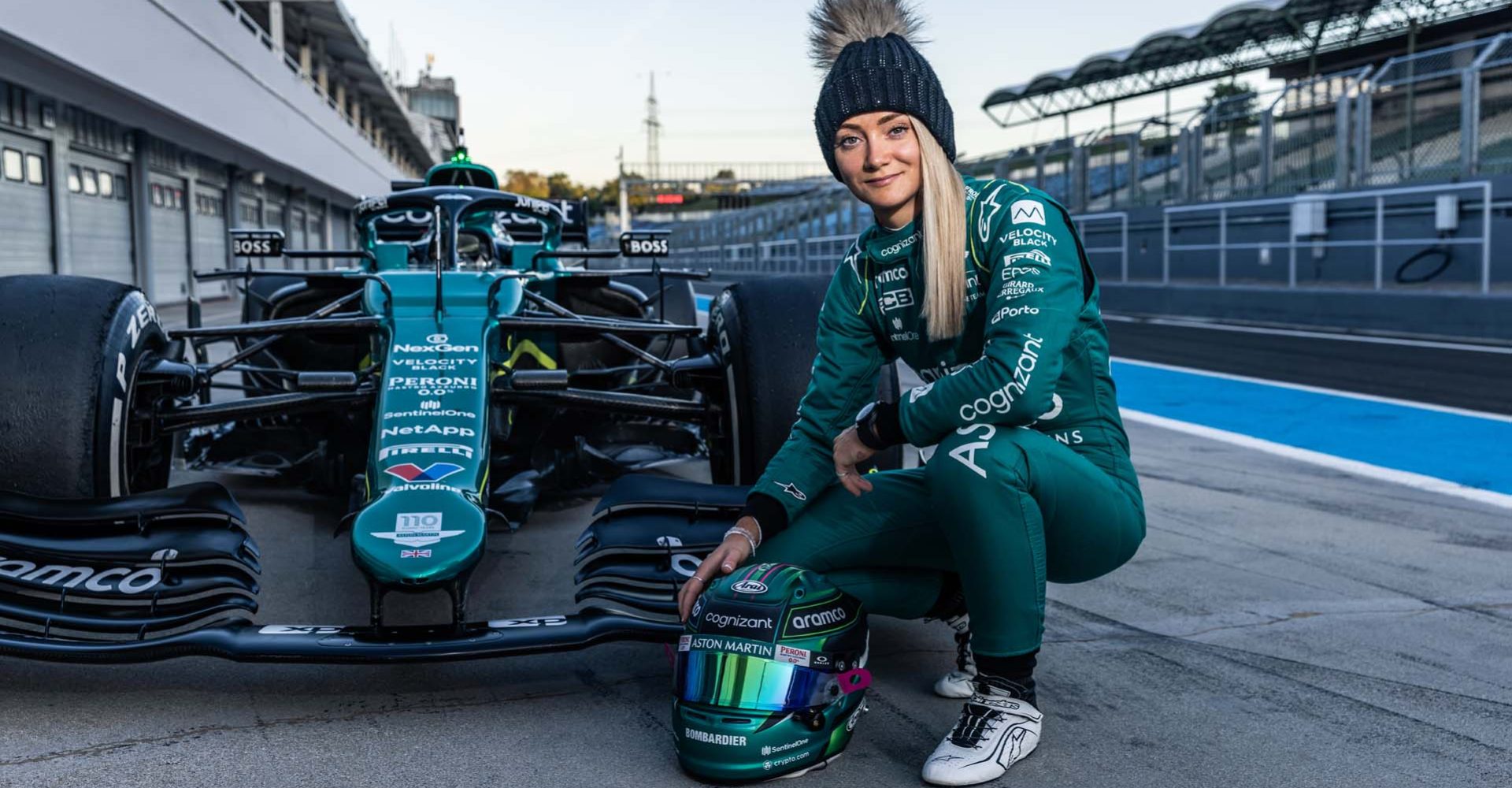 Portrait
Jessica Hawkins poses with the Aston Martin AMR21