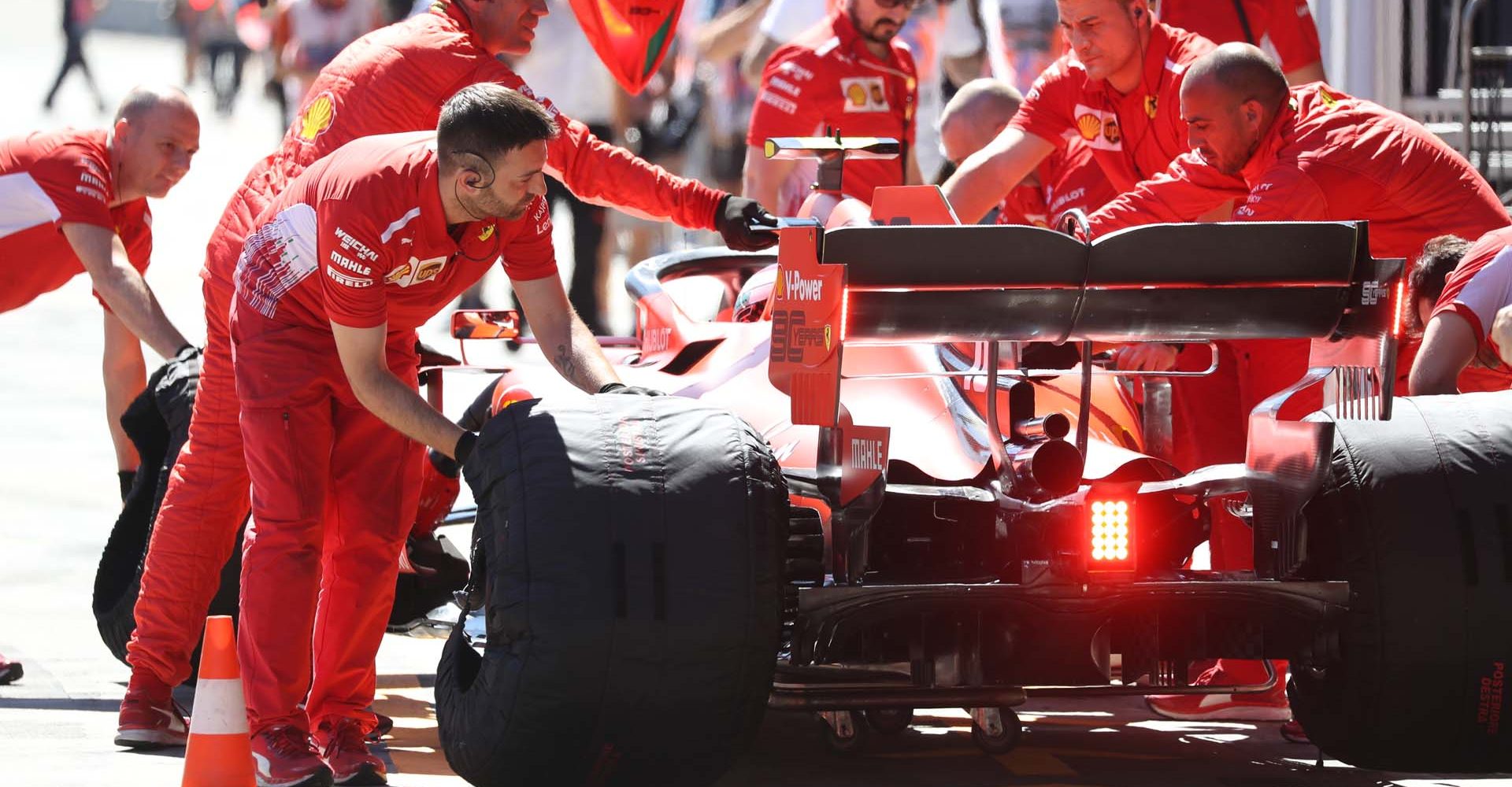 SPIELBERG,AUSTRIA,28.JUN.19 - MOTORSPORTS, FORMULA 1 - Grand Prix of Austria, Red Bull Ring, free practice. Image shows mechanics.  Photo: GEPA pictures/ Andreas Pranter - For editorial use only. Image is free of charge.