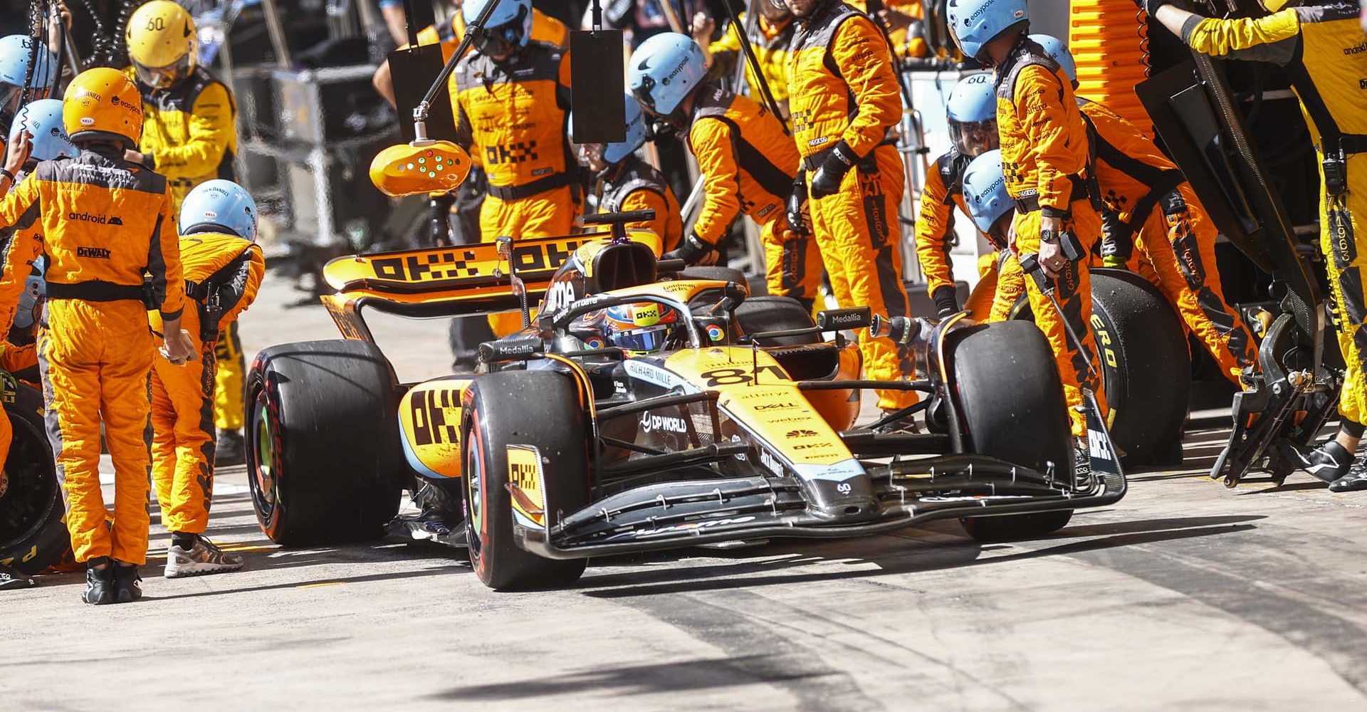 Oscar Piastri, McLaren MCL60, makes a pit stop