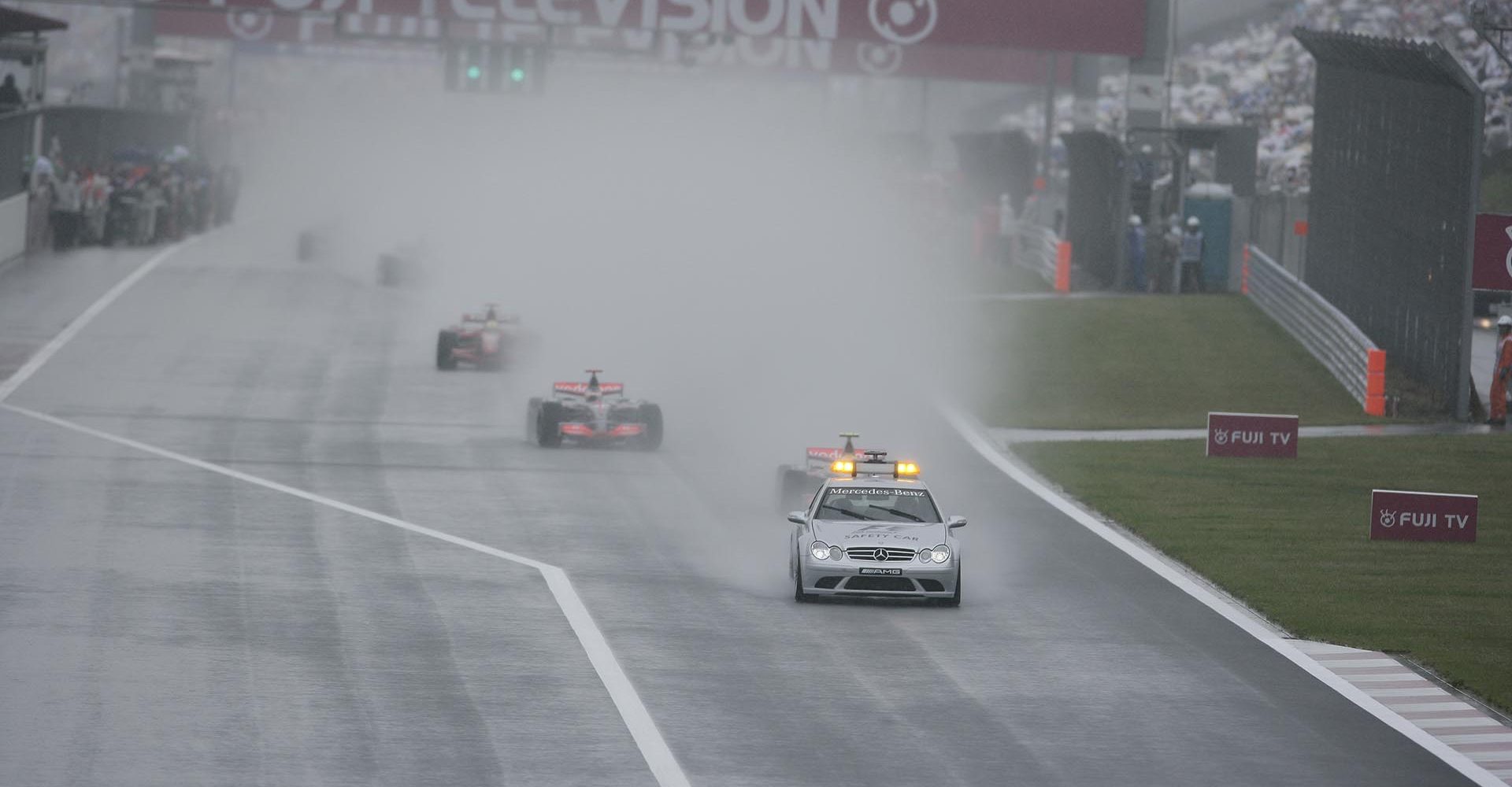 Formel 1, Grand Prix Japan 2007, Fuji, 30.09.2007 Start hinter Safety Car F1 Safety Car, Mercedes-Benz CLK 63 AMG Sieger Lewis Hamilton (1.), McLaren-Mercedes MP4-22 Fernando Alonso (Unfall), McLaren-Mercedes MP4-22 Felipe Massa, Ferrari F2007 Bernd Mayländer