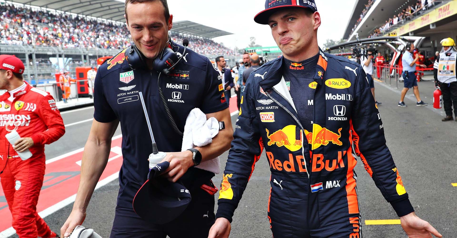 MEXICO CITY, MEXICO - OCTOBER 26: Pole position qualifier Max Verstappen of Netherlands and Red Bull Racing celebrates with his team in parc ferme during qualifying for the F1 Grand Prix of Mexico at Autodromo Hermanos Rodriguez on October 26, 2019 in Mexico City, Mexico. (Photo by Mark Thompson/Getty Images) // Getty Images / Red Bull Content Pool  // AP-21ZB335SW1W11 // Usage for editorial use only //