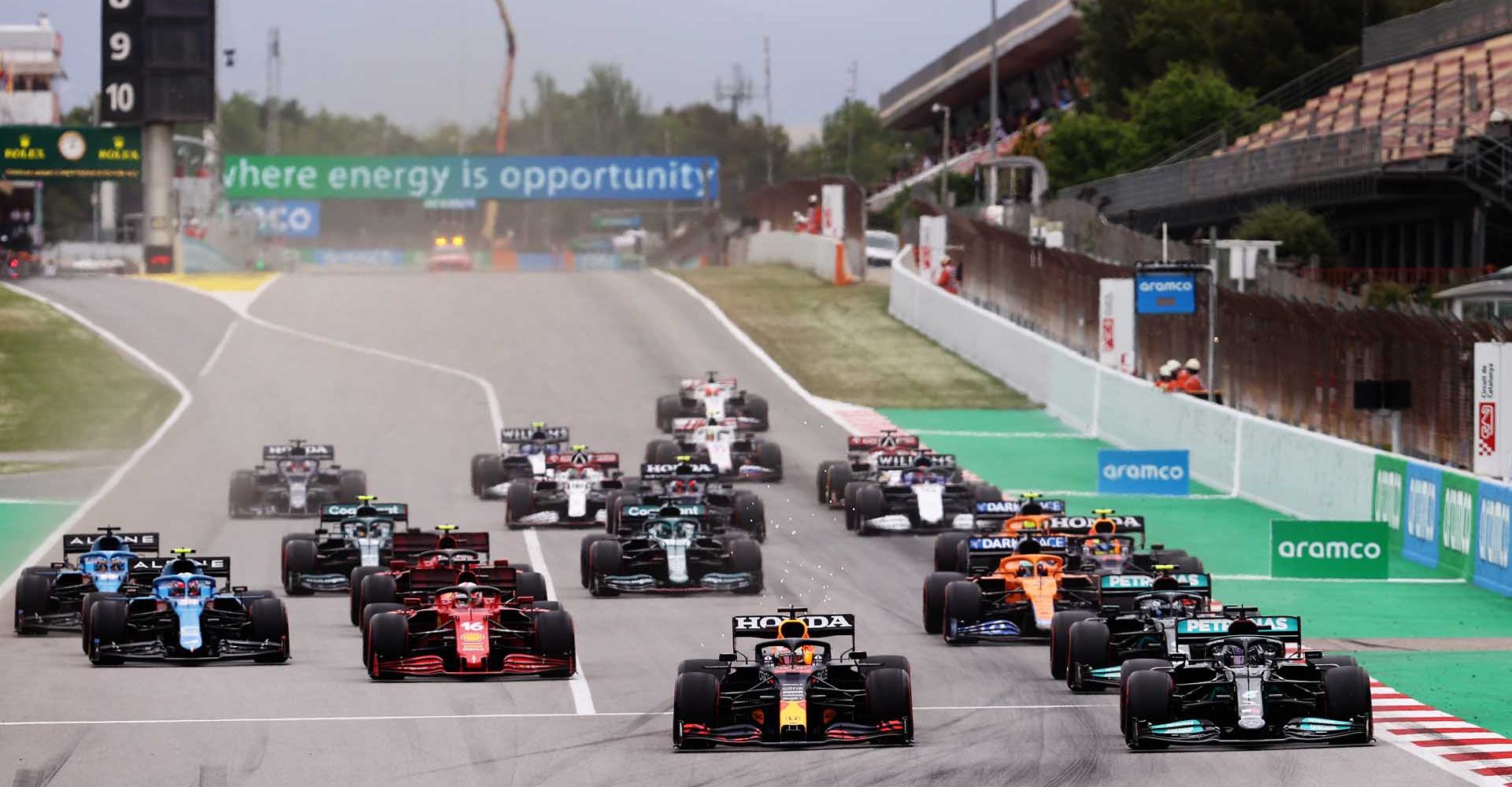 BARCELONA, SPAIN - MAY 09: Max Verstappen of the Netherlands driving the (33) Red Bull Racing RB16B Honda and Lewis Hamilton of Great Britain driving the (44) Mercedes AMG Petronas F1 Team Mercedes W12 compete for position into the first corner at the start of the race during the F1 Grand Prix of Spain at Circuit de Barcelona-Catalunya on May 09, 2021 in Barcelona, Spain. (Photo by Lars Baron/Getty Images)