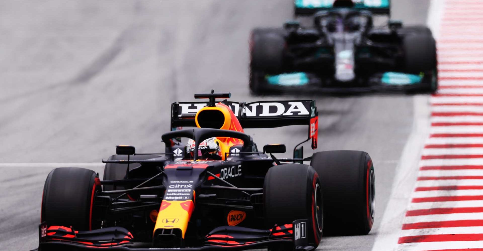 BARCELONA, SPAIN - MAY 09: Max Verstappen of the Netherlands driving the (33) Red Bull Racing RB16B Honda leads Lewis Hamilton of Great Britain driving the (44) Mercedes AMG Petronas F1 Team Mercedes W12 during the F1 Grand Prix of Spain at Circuit de Barcelona-Catalunya on May 09, 2021 in Barcelona, Spain. (Photo by Lars Baron/Getty Images)