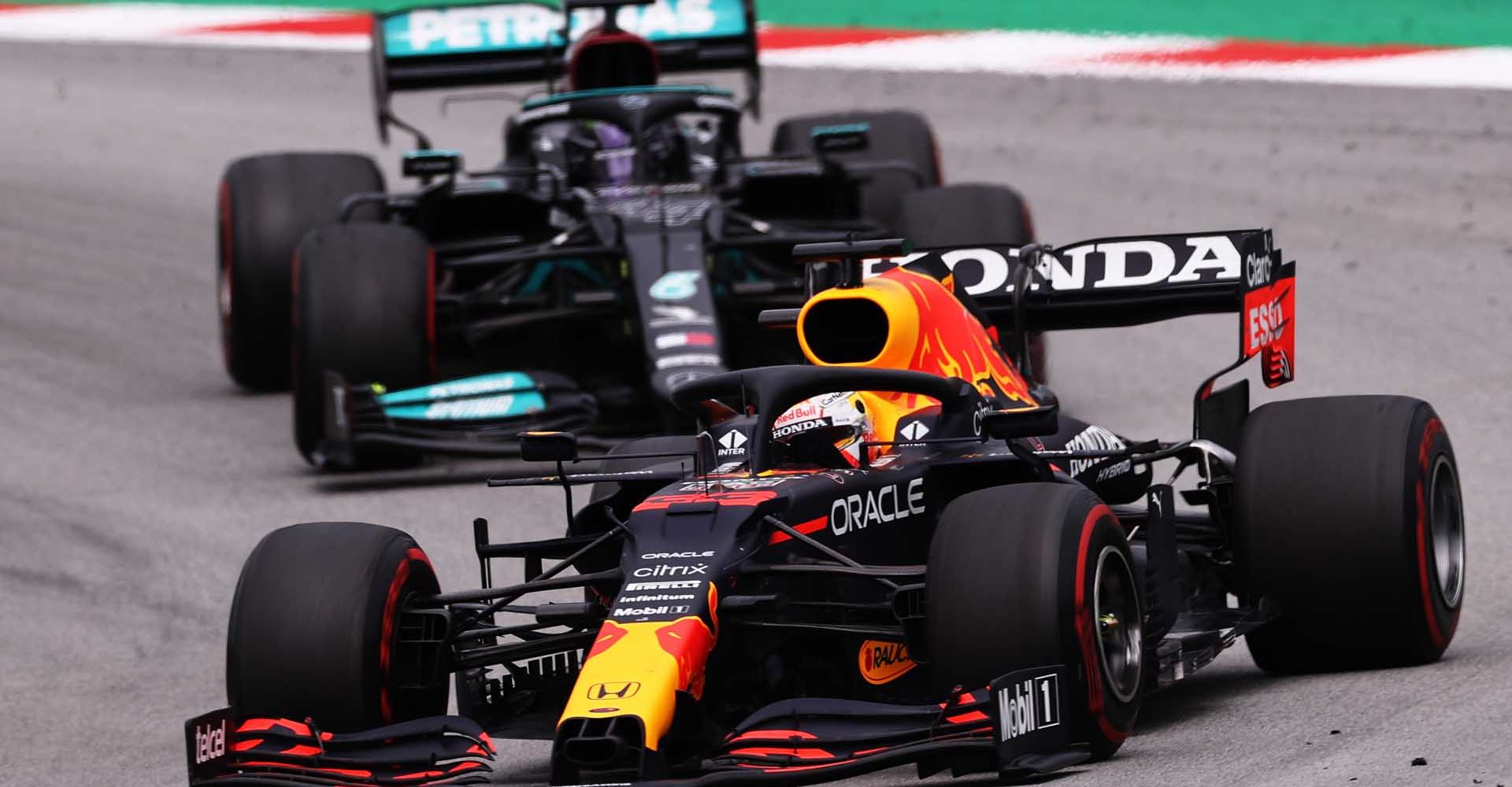 BARCELONA, SPAIN - MAY 09: Max Verstappen of the Netherlands driving the (33) Red Bull Racing RB16B Honda leads Lewis Hamilton of Great Britain driving the (44) Mercedes AMG Petronas F1 Team Mercedes W12 during the F1 Grand Prix of Spain at Circuit de Barcelona-Catalunya on May 09, 2021 in Barcelona, Spain. (Photo by Lars Baron/Getty Images)