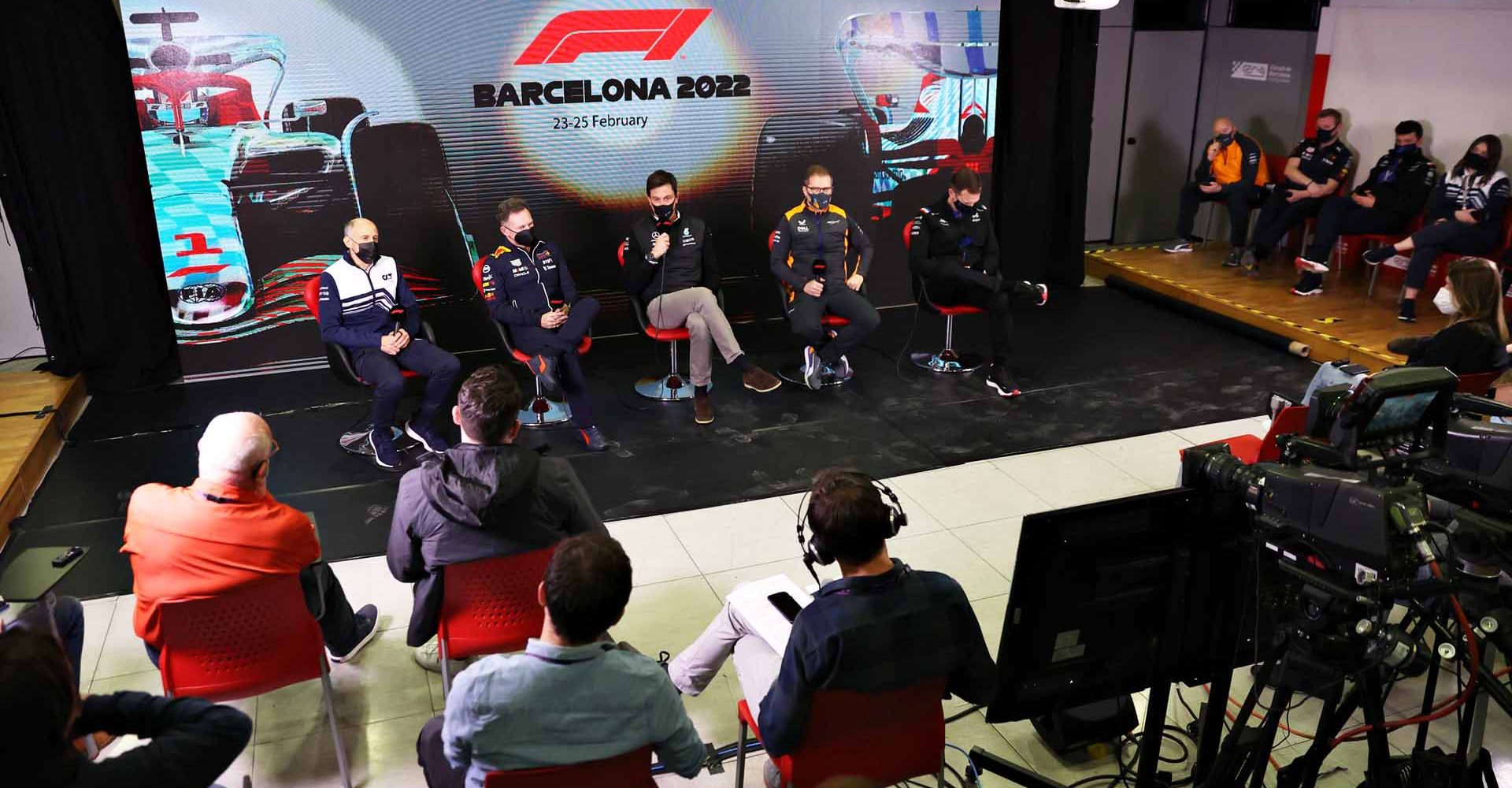 BARCELONA, SPAIN - FEBRUARY 23: (L-R) Scuderia AlphaTauri Team Principal Franz Tost, Red Bull Racing Team Principal Christian Horner, Mercedes GP Executive Director Toto Wolff, McLaren Team Principal Andreas Seidl and Laurent Rossi, CEO of Alpine F1 attend the Team Principals Press Conference  during Day One of F1 Testing at Circuit de Barcelona-Catalunya on February 23, 2022 in Barcelona, Spain. (Photo by Getty Images/Getty Images)