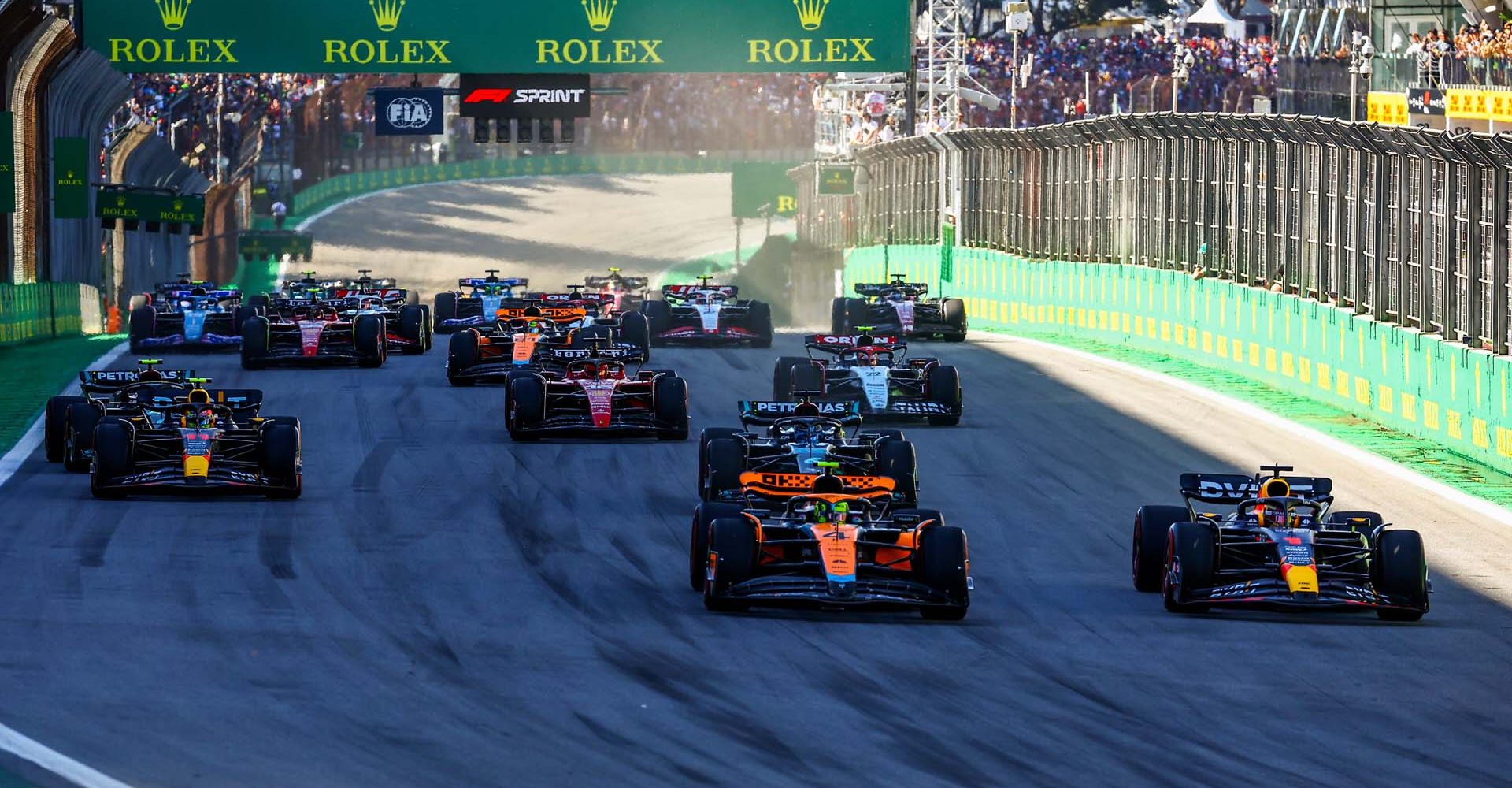 SAO PAULO, BRAZIL - NOVEMBER 04: Max Verstappen of the Netherlands driving the (1) Oracle Red Bull Racing RB19 leads Lando Norris of Great Britain driving the (4) McLaren MCL60 Mercedes and the rest of the field into turn one at the start during the Sprint ahead of the F1 Grand Prix of Brazil at Autodromo Jose Carlos Pace on November 04, 2023 in Sao Paulo, Brazil. (Photo by Mark Thompson/Getty Images) // Getty Images / Red Bull Content Pool // SI202311040315 // Usage for editorial use only //